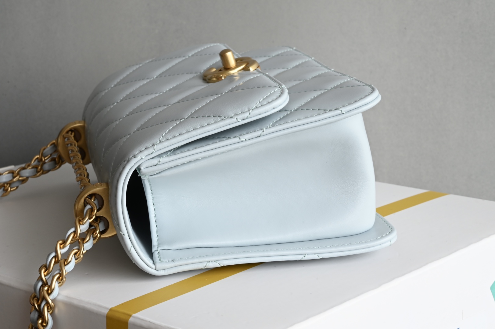 白金版▪️正品级 包装如图𝗖𝗵𝗮𝗻𝗲𝟭 𝟮𝟓𝐒 全新升级版双金珠口盖包 浅蓝 小号专柜售价𝟦𝟧𝟪𝟢𝟢𝗋𝗆