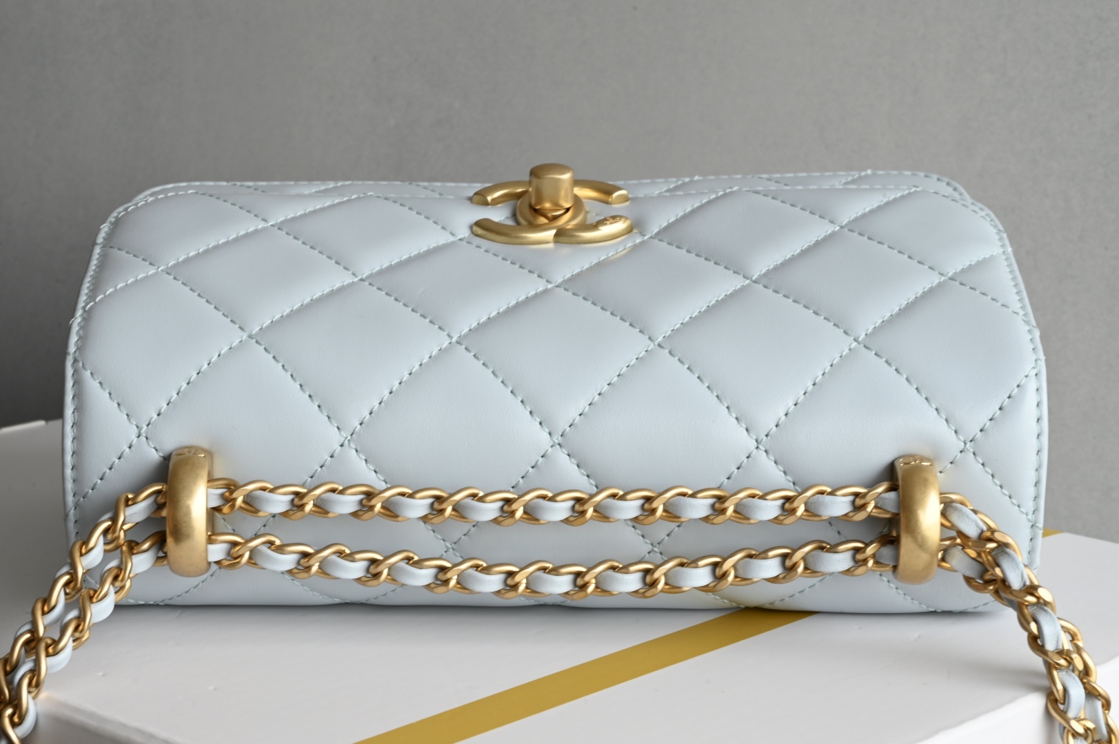 白金版▪️正品级 包装如图𝗖𝗵𝗮𝗻𝗲𝟭 𝟮𝟓𝐒 全新升级版双金珠口盖包 浅蓝 小号专柜售价𝟦𝟧𝟪𝟢𝟢𝗋𝗆