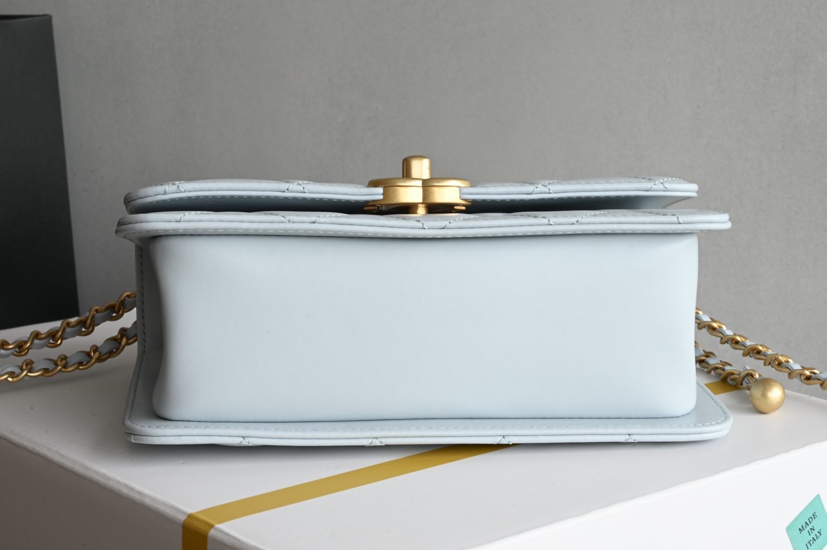 白金版▪️正品级 包装如图𝗖𝗵𝗮𝗻𝗲𝟭 𝟮𝟓𝐒 全新升级版双金珠口盖包 浅蓝 小号专柜售价𝟦𝟧𝟪𝟢𝟢𝗋𝗆