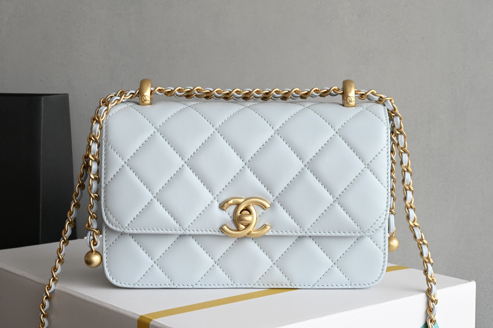 白金版▪️正品级 包装如图𝗖𝗵𝗮𝗻𝗲𝟭 𝟮𝟓𝐒 全新升级版双金珠口盖包 浅蓝 小号专柜售价𝟦𝟧𝟪𝟢𝟢𝗋𝗆