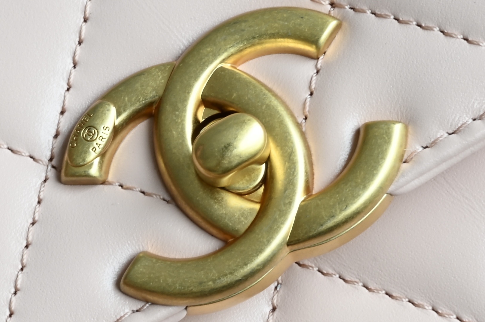 白金版▪️正品级 包装如图𝗖𝗵𝗮𝗻𝗲𝟭 𝟮𝟓𝐬 全新升级版双金珠口盖包 粉色 中号 专柜售价𝟦𝟪𝟧𝟢𝟢𝗋