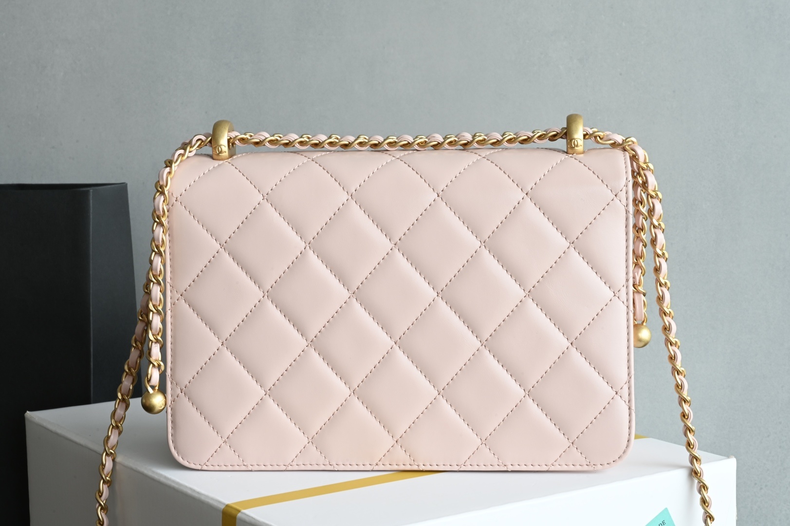 白金版▪️正品级 包装如图𝗖𝗵𝗮𝗻𝗲𝟭 𝟮𝟓𝐬 全新升级版双金珠口盖包 粉色 中号 专柜售价𝟦𝟪𝟧𝟢𝟢𝗋