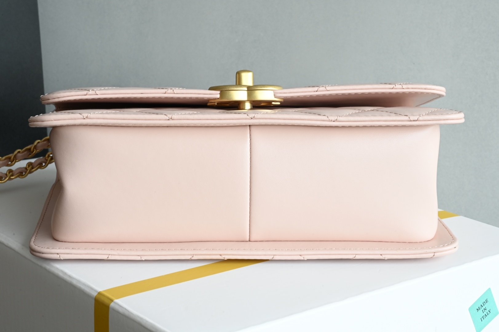 白金版▪️正品级 包装如图𝗖𝗵𝗮𝗻𝗲𝟭 𝟮𝟓𝐬 全新升级版双金珠口盖包 粉色 中号 专柜售价𝟦𝟪𝟧𝟢𝟢𝗋