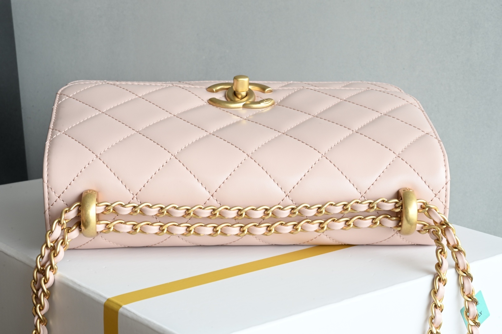 白金版▪️正品级 包装如图𝗖𝗵𝗮𝗻𝗲𝟭 𝟮𝟓𝐬 全新升级版双金珠口盖包 粉色 中号 专柜售价𝟦𝟪𝟧𝟢𝟢𝗋