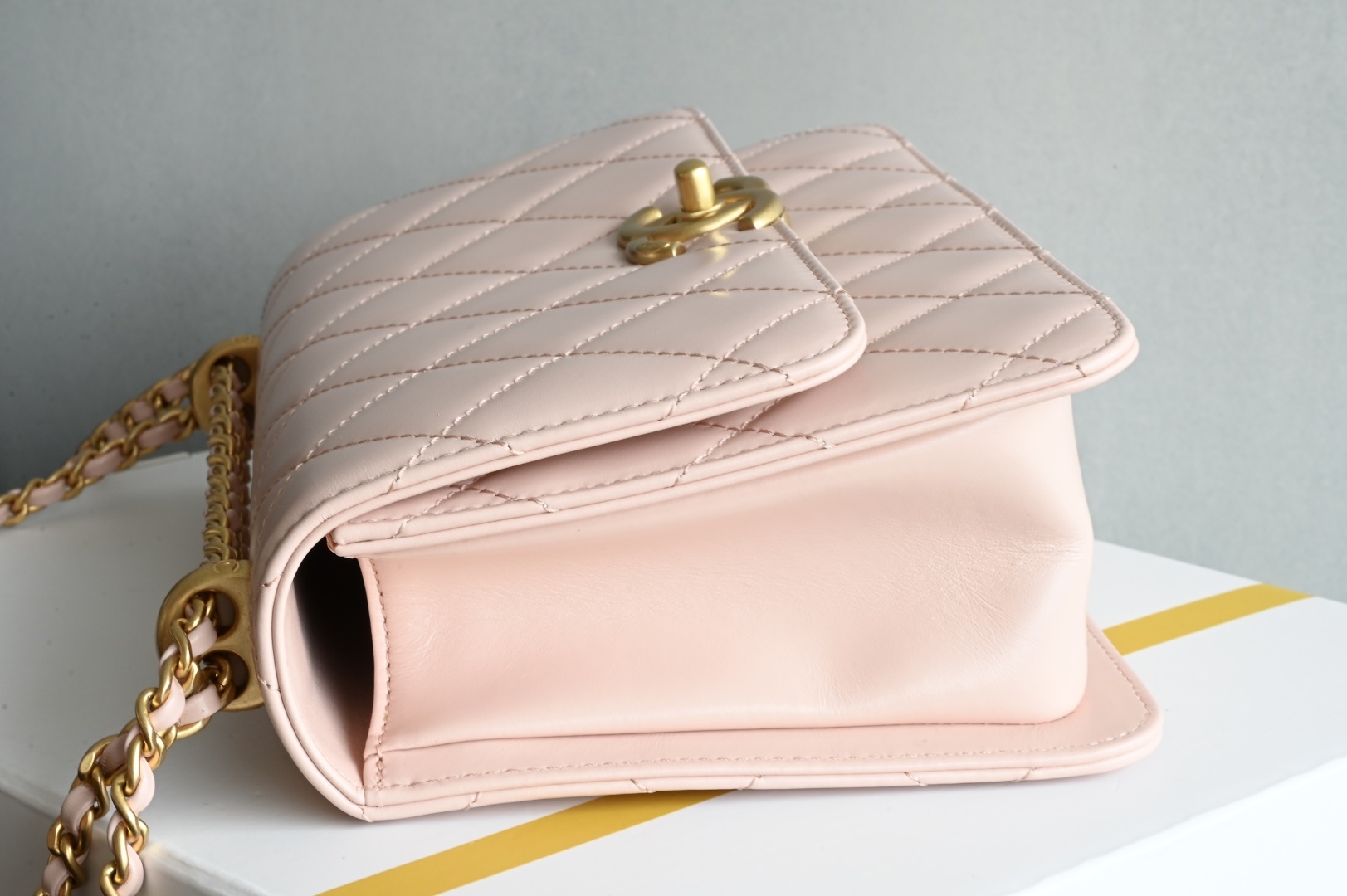 白金版▪️正品级 包装如图𝗖𝗵𝗮𝗻𝗲𝟭 𝟮𝟓𝐬 全新升级版双金珠口盖包 粉色 中号 专柜售价𝟦𝟪𝟧𝟢𝟢𝗋