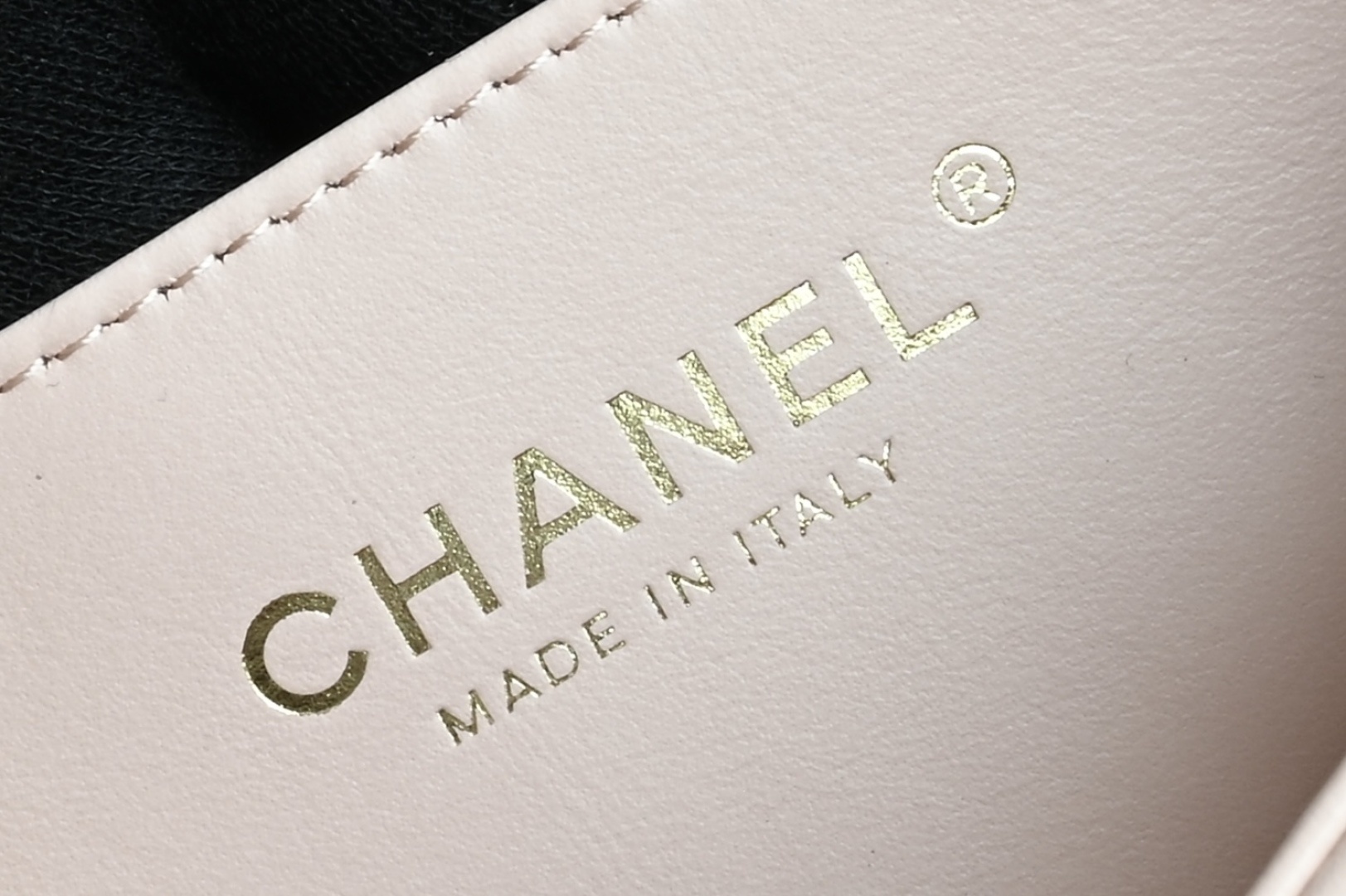 白金版▪️正品级 包装如图𝗖𝗵𝗮𝗻𝗲𝟭 𝟮𝟓𝐬 全新升级版双金珠口盖包 粉色 中号 专柜售价𝟦𝟪𝟧𝟢𝟢𝗋