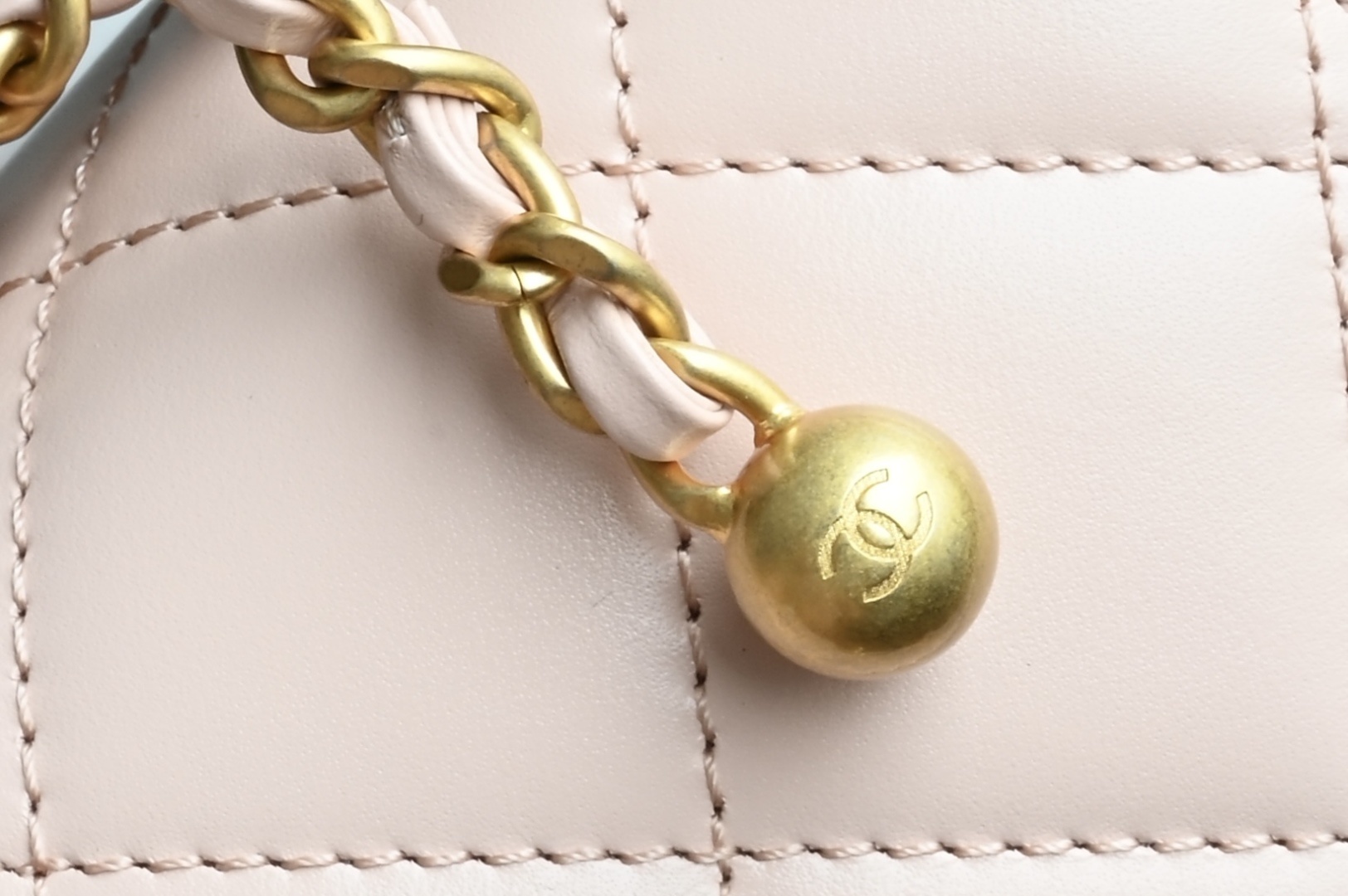 白金版▪️正品级 包装如图𝗖𝗵𝗮𝗻𝗲𝟭 𝟮𝟓𝐬 全新升级版双金珠口盖包 粉色 中号 专柜售价𝟦𝟪𝟧𝟢𝟢𝗋