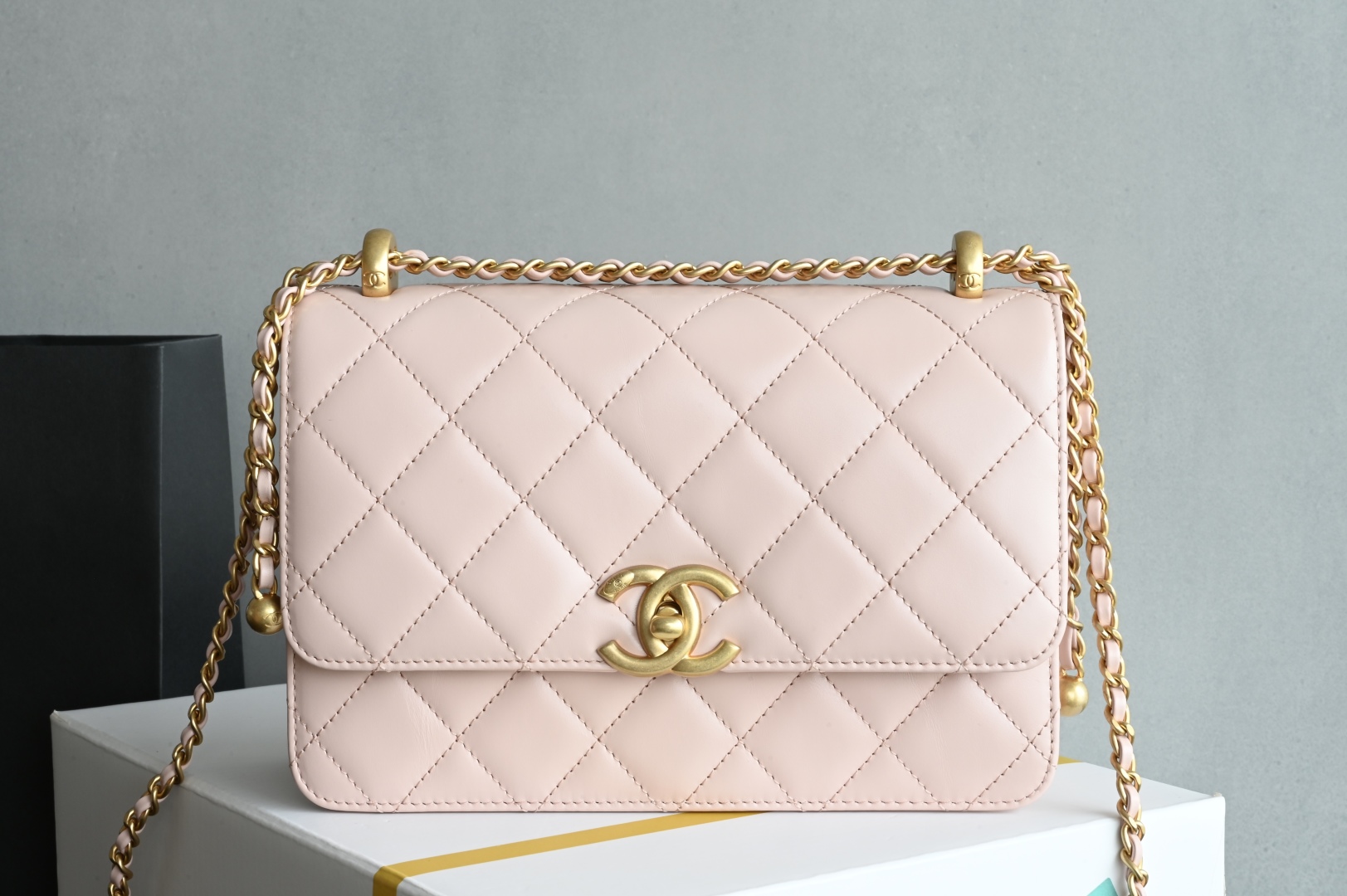 白金版▪️正品级 包装如图𝗖𝗵𝗮𝗻𝗲𝟭 𝟮𝟓𝐬 全新升级版双金珠口盖包 粉色 中号 专柜售价𝟦𝟪𝟧𝟢𝟢𝗋