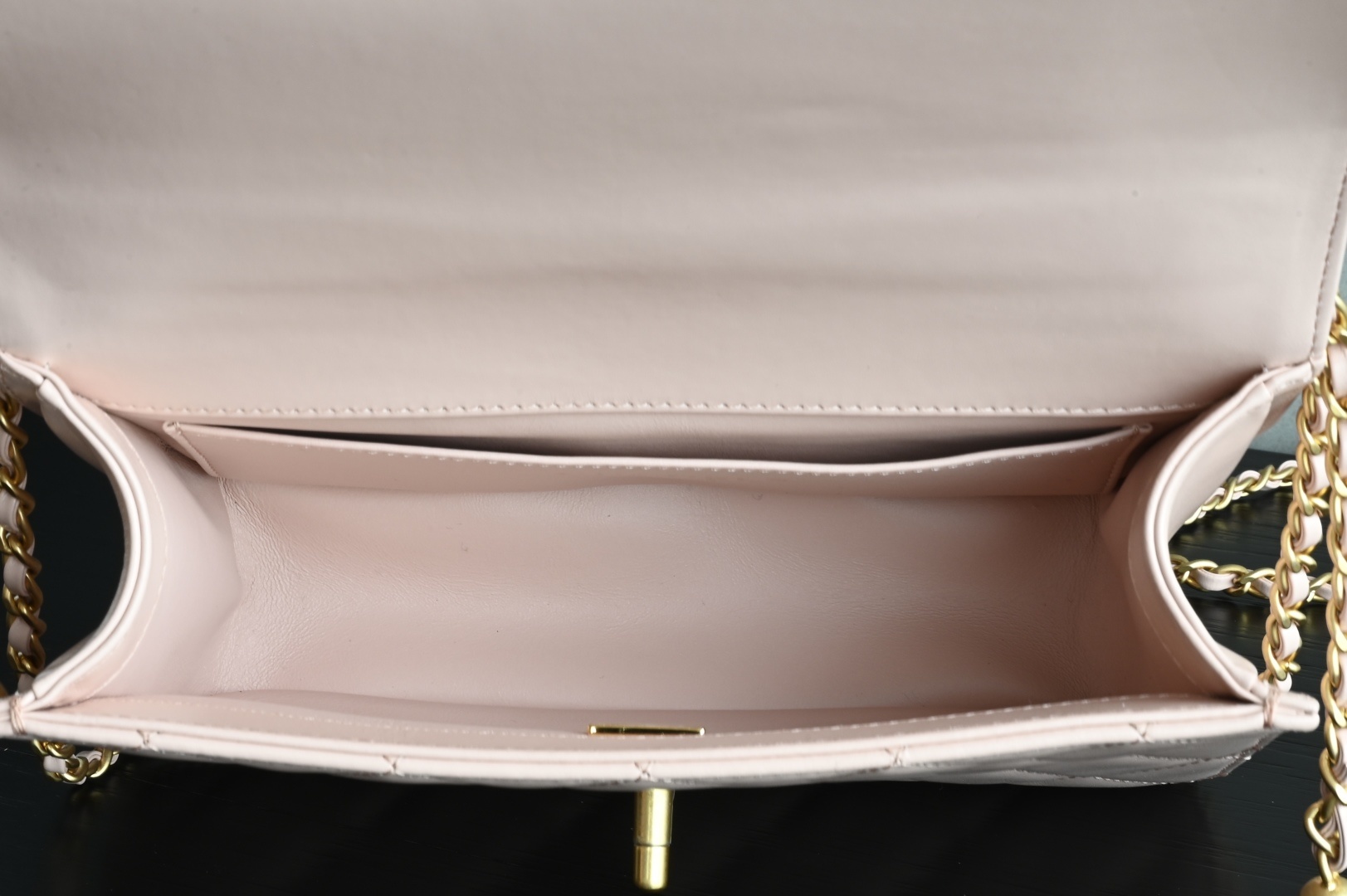 白金版▪️正品级 包装如图𝗖𝗵𝗮𝗻𝗲𝟭 𝟮𝟓𝐬 全新升级版双金珠口盖包 粉色 中号 专柜售价𝟦𝟪𝟧𝟢𝟢𝗋