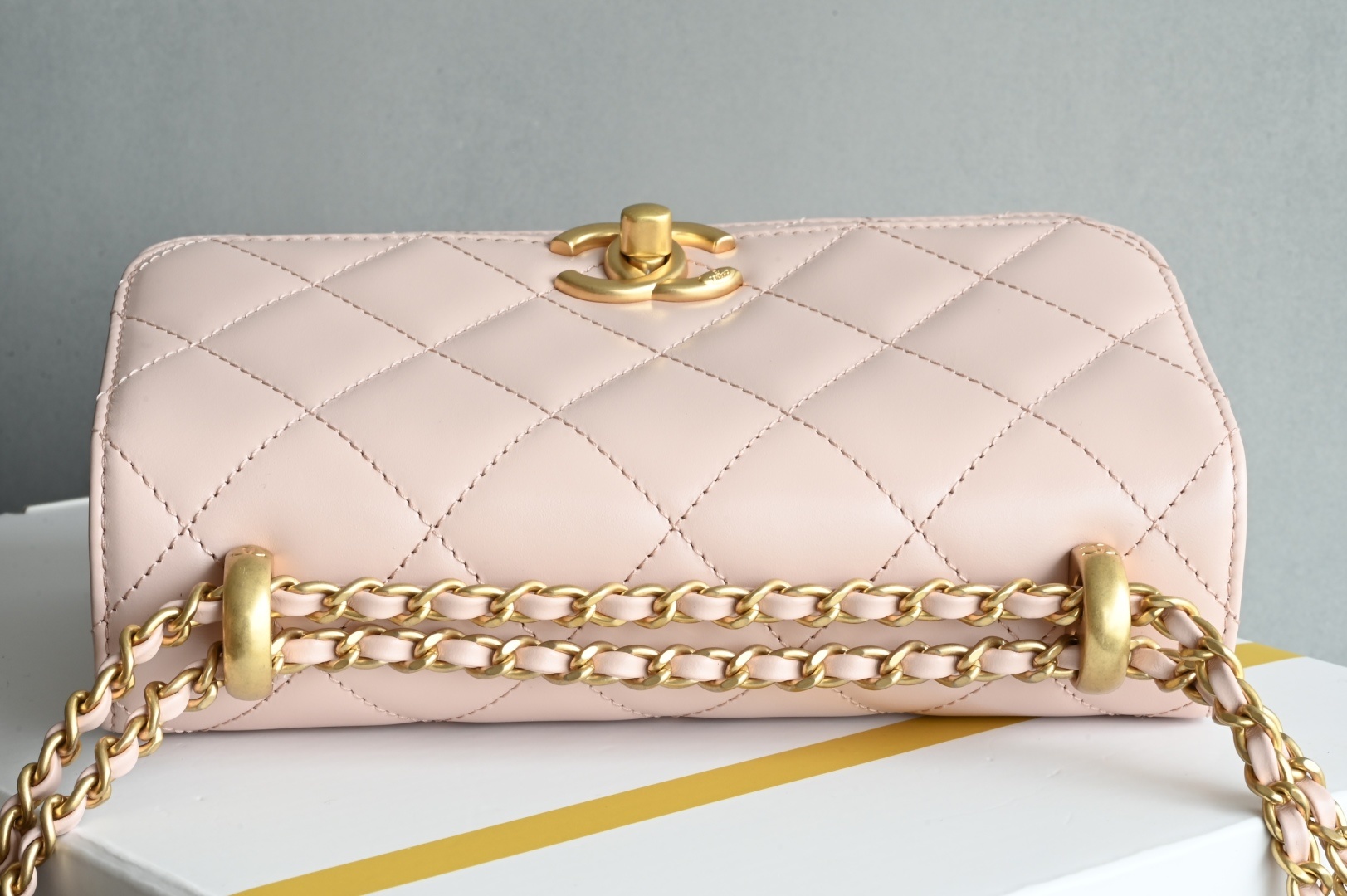 白金版▪️正品级 包装如图𝗖𝗵𝗮𝗻𝗲𝟭 𝟮𝟓𝐒 全新升级版双金珠口盖包 粉色 小号专柜售价𝟦𝟧𝟪𝟢𝟢𝗋𝗆