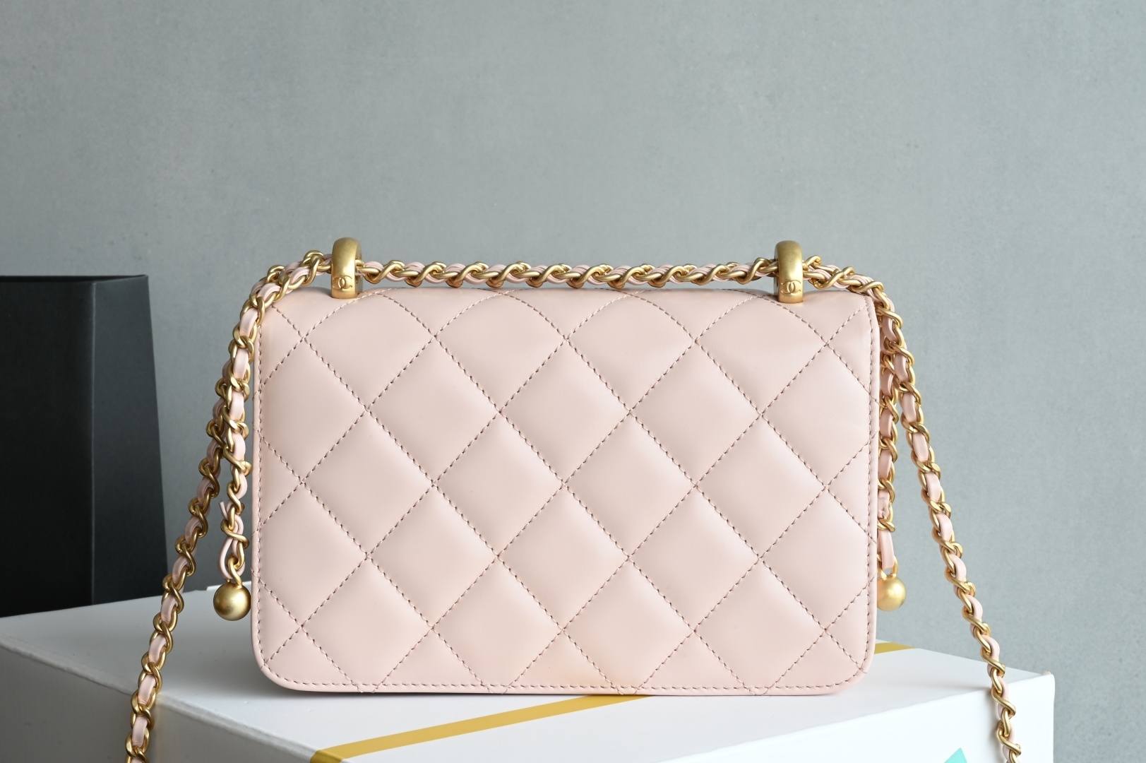 白金版▪️正品级 包装如图𝗖𝗵𝗮𝗻𝗲𝟭 𝟮𝟓𝐒 全新升级版双金珠口盖包 粉色 小号专柜售价𝟦𝟧𝟪𝟢𝟢𝗋𝗆