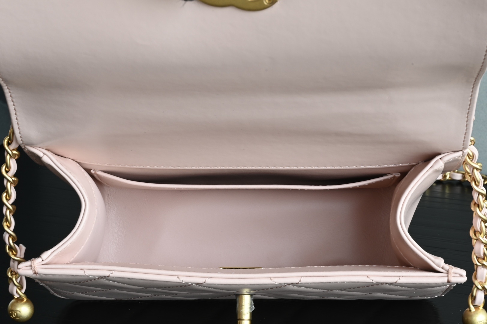 白金版▪️正品级 包装如图𝗖𝗵𝗮𝗻𝗲𝟭 𝟮𝟓𝐒 全新升级版双金珠口盖包 粉色 小号专柜售价𝟦𝟧𝟪𝟢𝟢𝗋𝗆