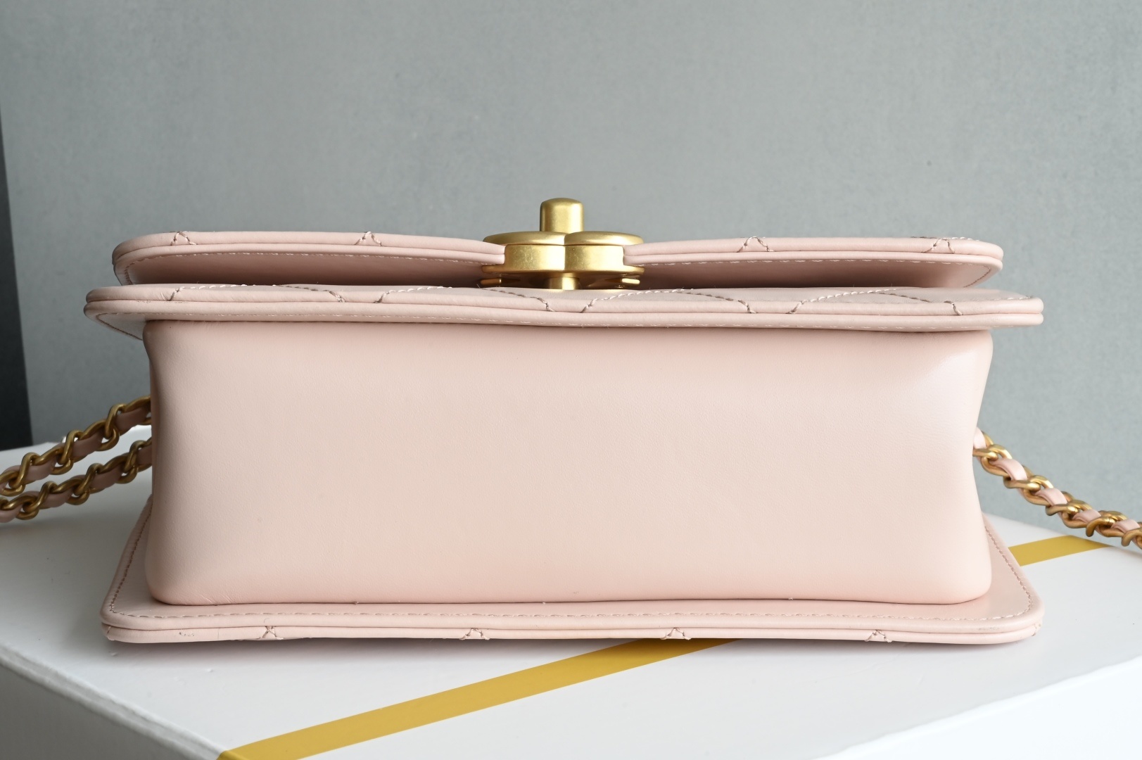 白金版▪️正品级 包装如图𝗖𝗵𝗮𝗻𝗲𝟭 𝟮𝟓𝐒 全新升级版双金珠口盖包 粉色 小号专柜售价𝟦𝟧𝟪𝟢𝟢𝗋𝗆