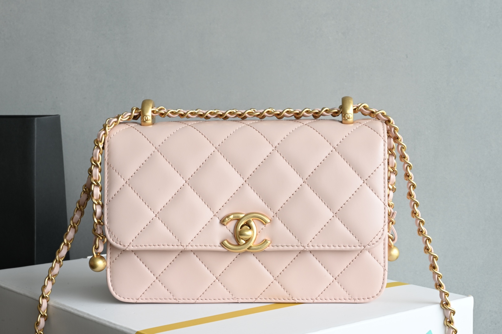 白金版▪️正品级 包装如图𝗖𝗵𝗮𝗻𝗲𝟭 𝟮𝟓𝐒 全新升级版双金珠口盖包 粉色 小号专柜售价𝟦𝟧𝟪𝟢𝟢𝗋𝗆