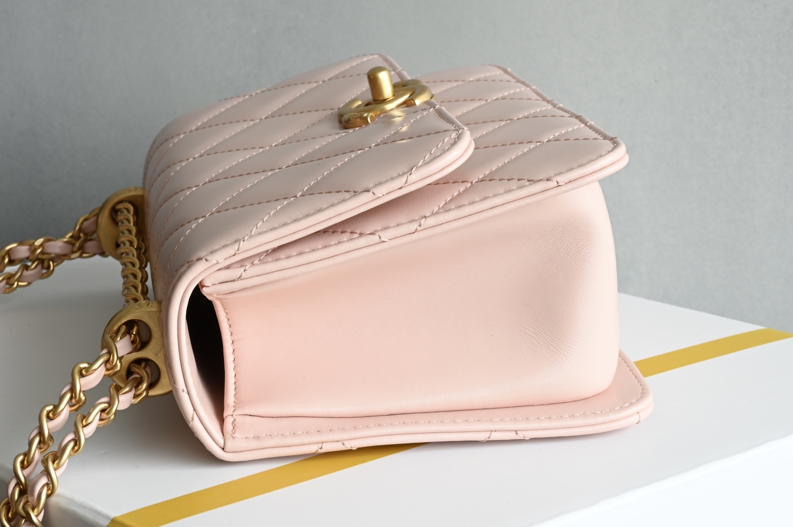 白金版▪️正品级 包装如图𝗖𝗵𝗮𝗻𝗲𝟭 𝟮𝟓𝐒 全新升级版双金珠口盖包 粉色 小号专柜售价𝟦𝟧𝟪𝟢𝟢𝗋𝗆