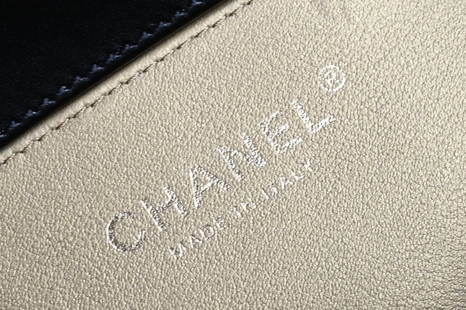 白金版▪️正品级 包装如图𝗖𝗵𝗮𝗻𝗲𝟭 𝟮𝟓𝐬 全新升级版双金珠口盖包 黑色 中号 专柜售价𝟦𝟪𝟧𝟢𝟢𝗋