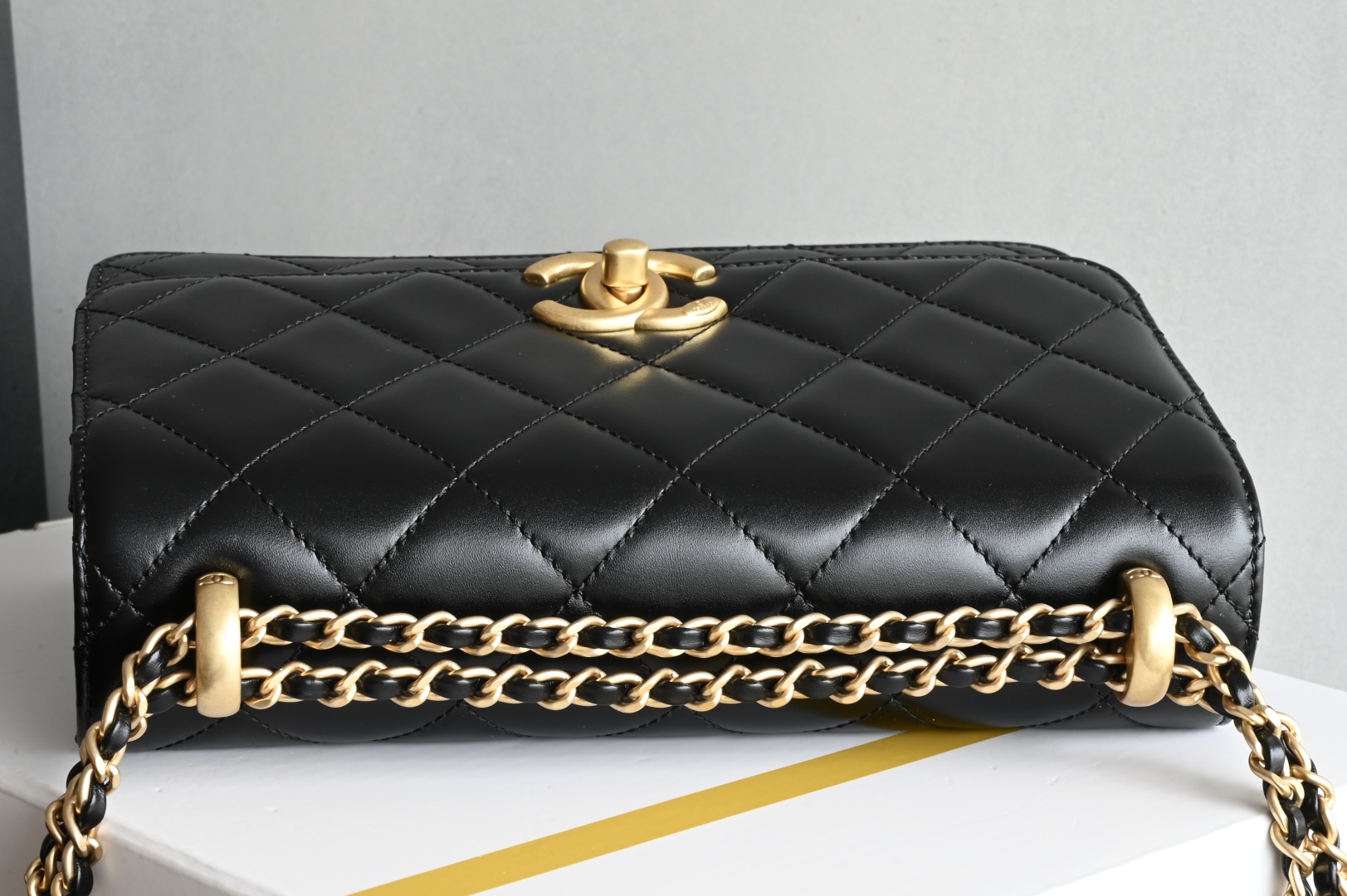 白金版▪️正品级 包装如图𝗖𝗵𝗮𝗻𝗲𝟭 𝟮𝟓𝐬 全新升级版双金珠口盖包 黑色 中号 专柜售价𝟦𝟪𝟧𝟢𝟢𝗋