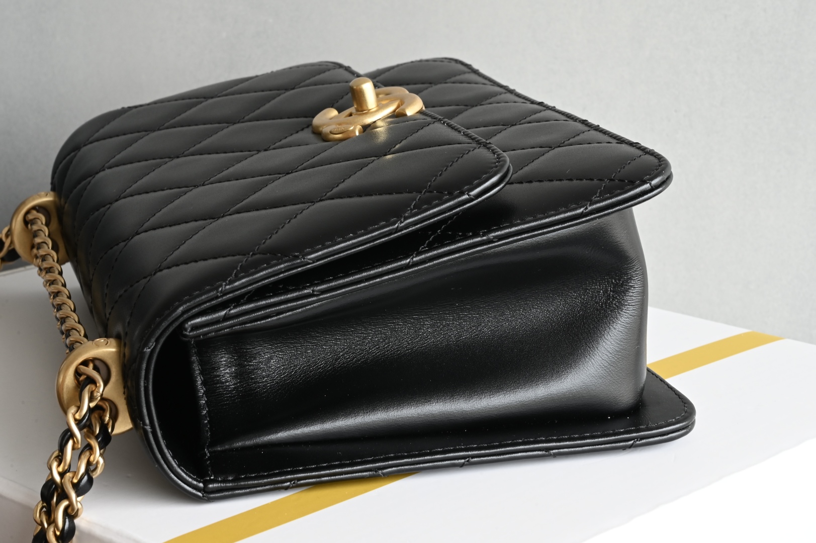 白金版▪️正品级 包装如图𝗖𝗵𝗮𝗻𝗲𝟭 𝟮𝟓𝐬 全新升级版双金珠口盖包 黑色 中号 专柜售价𝟦𝟪𝟧𝟢𝟢𝗋