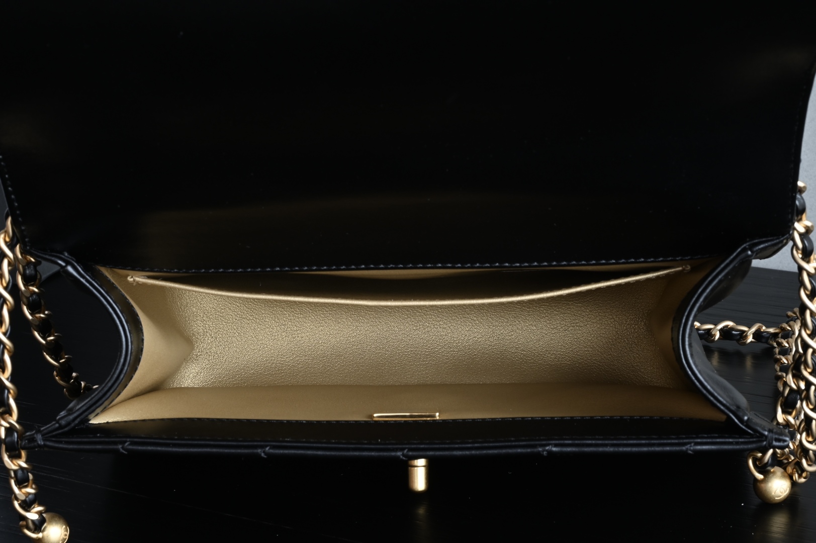 白金版▪️正品级 包装如图𝗖𝗵𝗮𝗻𝗲𝟭 𝟮𝟓𝐬 全新升级版双金珠口盖包 黑色 中号 专柜售价𝟦𝟪𝟧𝟢𝟢𝗋