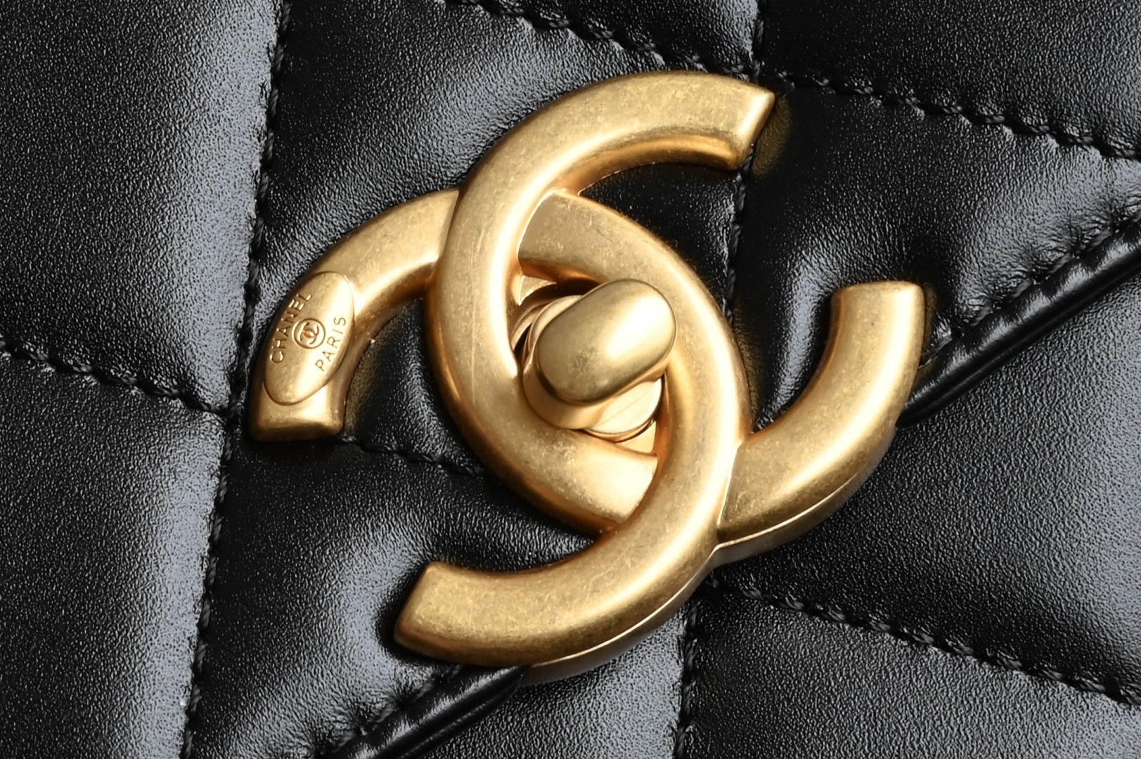 白金版▪️正品级 包装如图𝗖𝗵𝗮𝗻𝗲𝟭 𝟮𝟓𝐬 全新升级版双金珠口盖包 黑色 中号 专柜售价𝟦𝟪𝟧𝟢𝟢𝗋