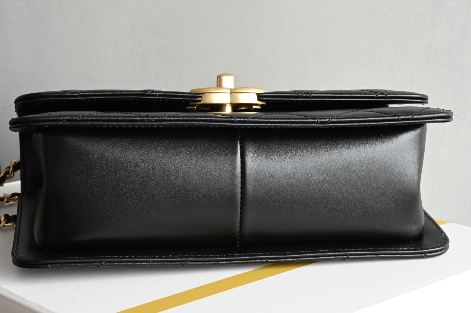 白金版▪️正品级 包装如图𝗖𝗵𝗮𝗻𝗲𝟭 𝟮𝟓𝐬 全新升级版双金珠口盖包 黑色 中号 专柜售价𝟦𝟪𝟧𝟢𝟢𝗋