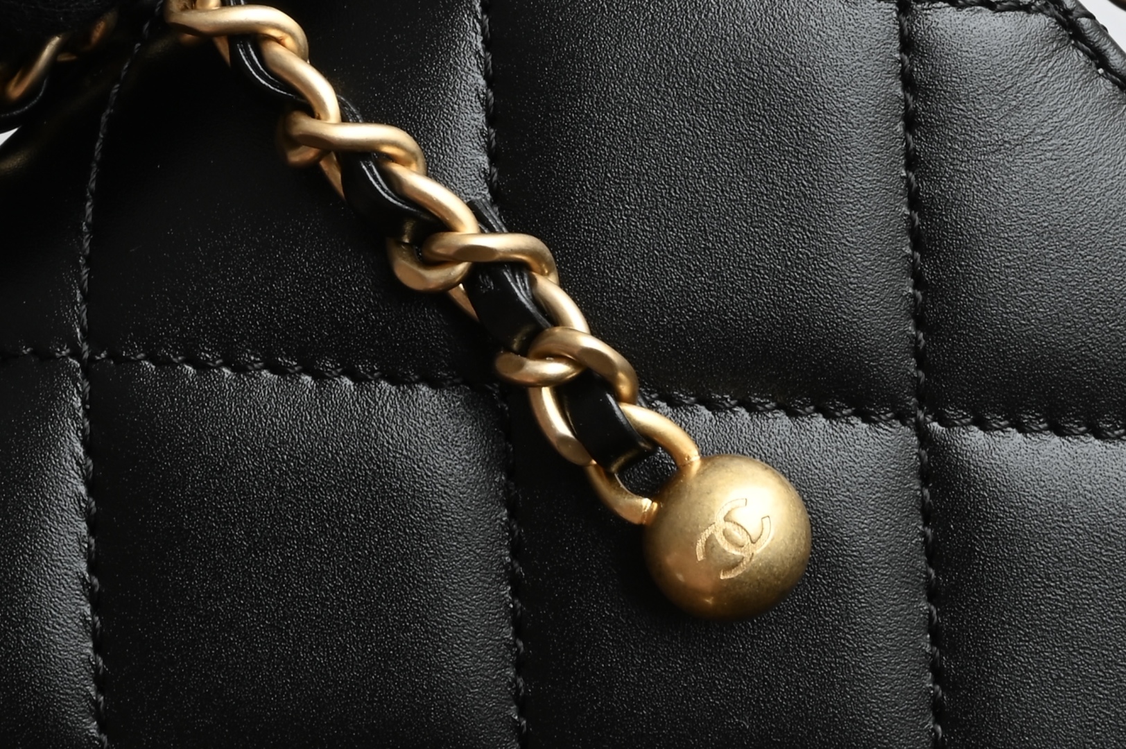 白金版▪️正品级 包装如图𝗖𝗵𝗮𝗻𝗲𝟭 𝟮𝟓𝐬 全新升级版双金珠口盖包 黑色 中号 专柜售价𝟦𝟪𝟧𝟢𝟢𝗋