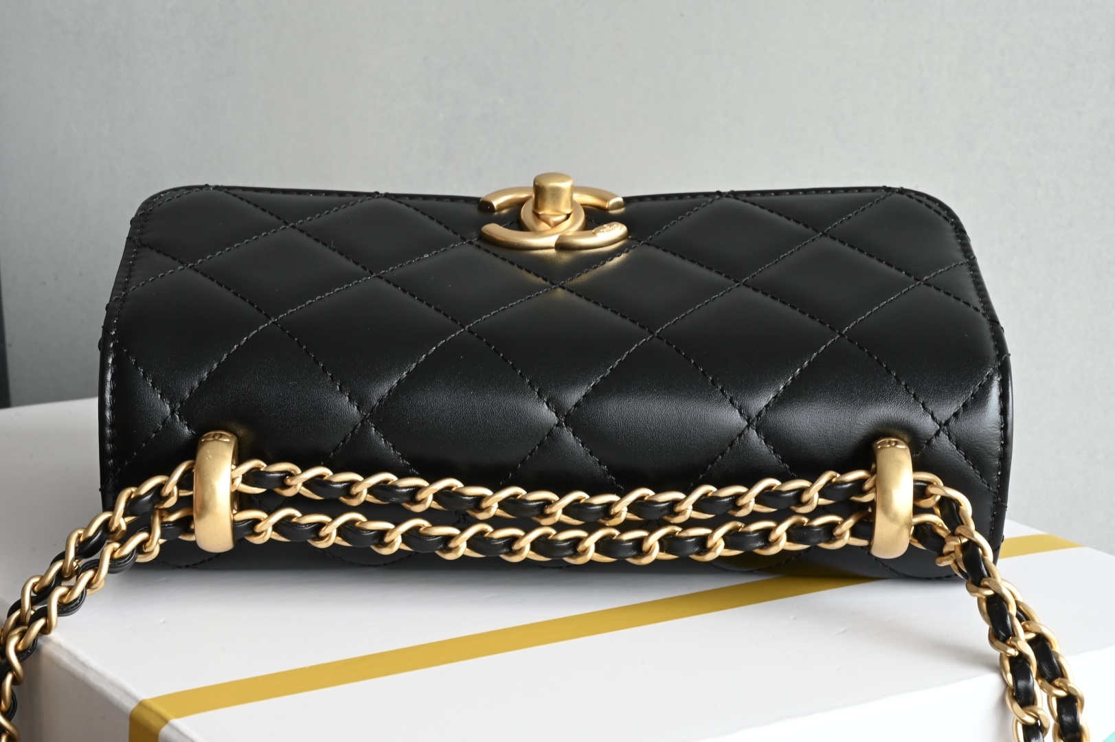 白金版▪️正品级 包装如图𝗖𝗵𝗮𝗻𝗲𝟭 𝟮𝟓𝐒 全新升级版双金珠口盖包 黑色 小号专柜售价𝟦𝟧𝟪𝟢𝟢𝗋𝗆