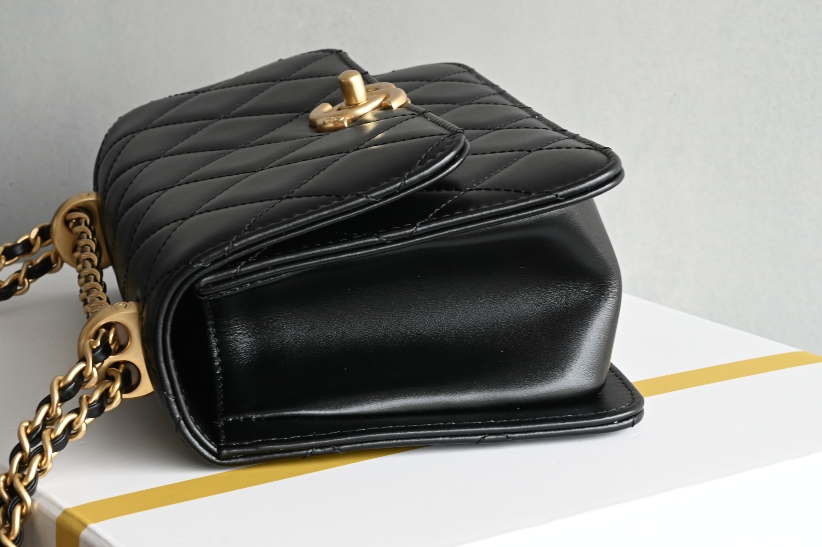 白金版▪️正品级 包装如图𝗖𝗵𝗮𝗻𝗲𝟭 𝟮𝟓𝐒 全新升级版双金珠口盖包 黑色 小号专柜售价𝟦𝟧𝟪𝟢𝟢𝗋𝗆