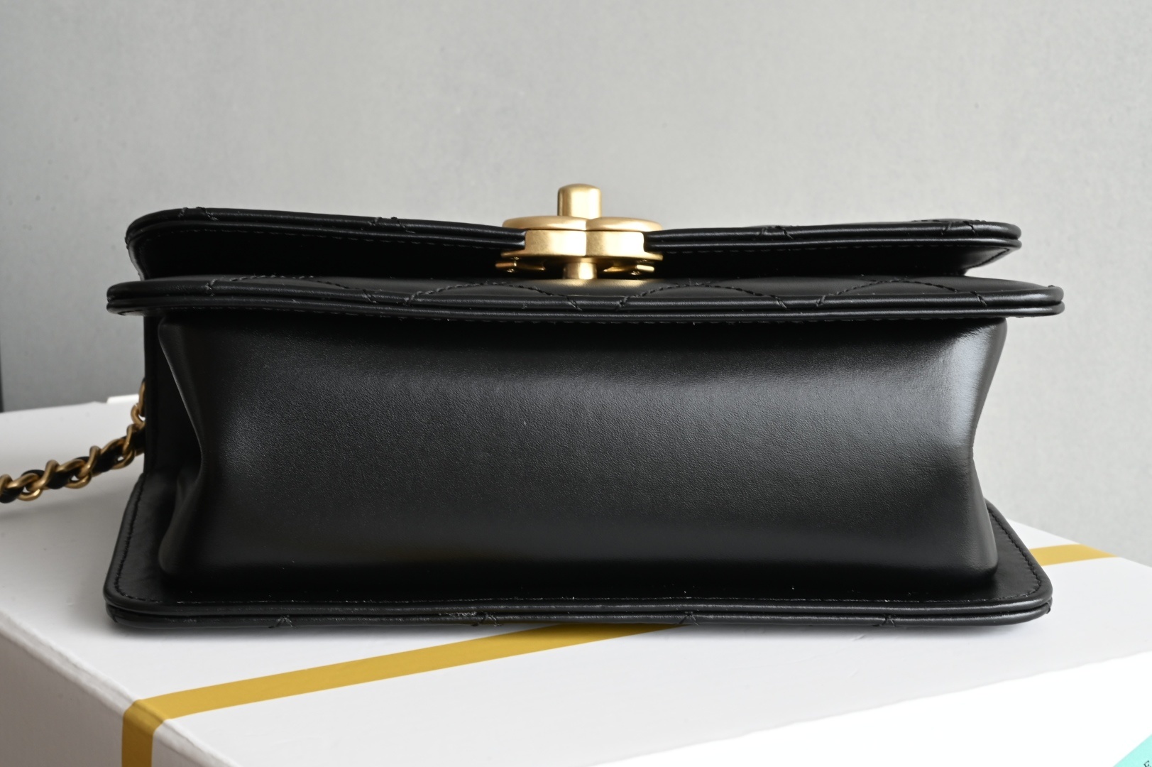 白金版▪️正品级 包装如图𝗖𝗵𝗮𝗻𝗲𝟭 𝟮𝟓𝐒 全新升级版双金珠口盖包 黑色 小号专柜售价𝟦𝟧𝟪𝟢𝟢𝗋𝗆