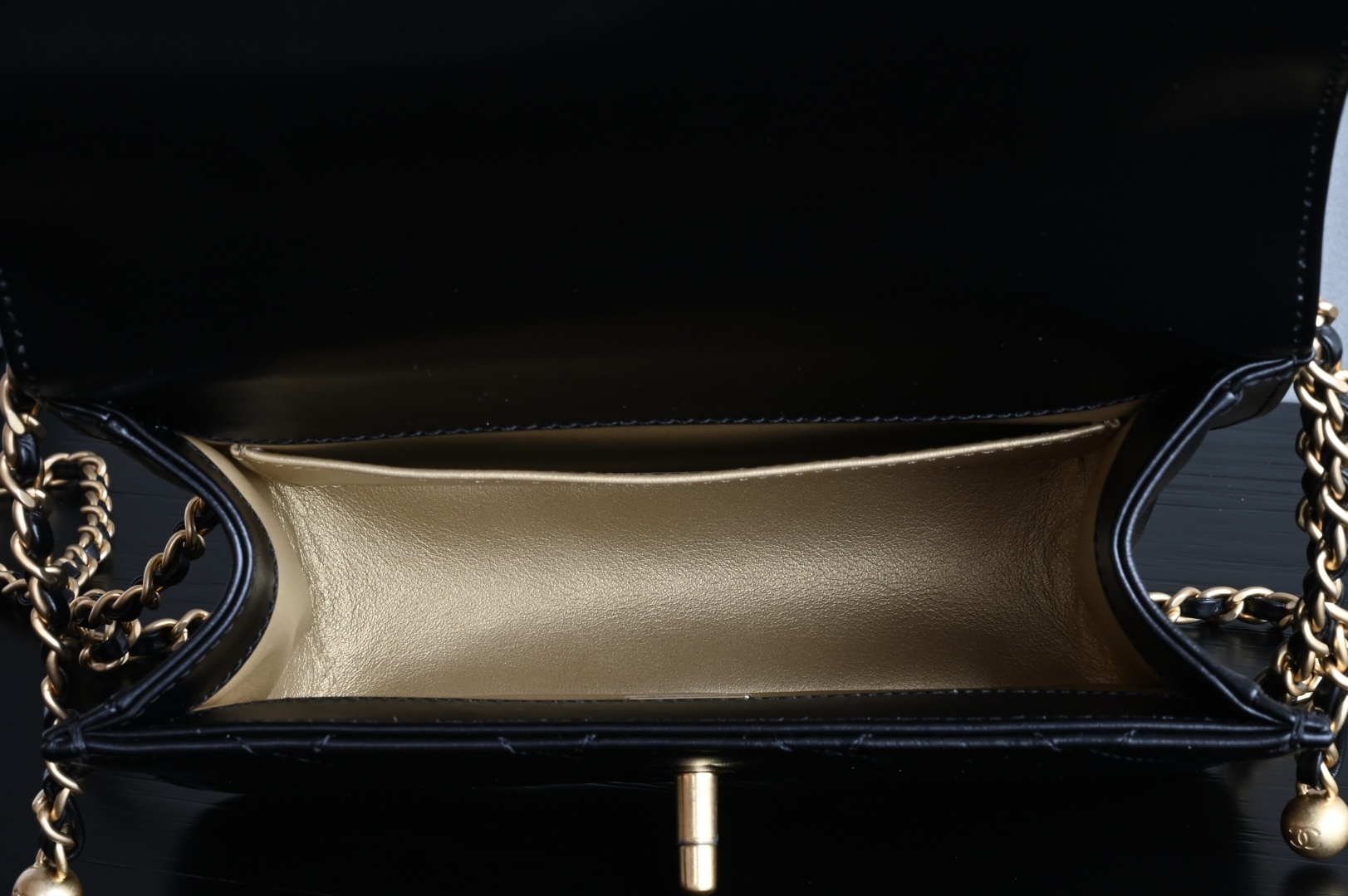 白金版▪️正品级 包装如图𝗖𝗵𝗮𝗻𝗲𝟭 𝟮𝟓𝐒 全新升级版双金珠口盖包 黑色 小号专柜售价𝟦𝟧𝟪𝟢𝟢𝗋𝗆