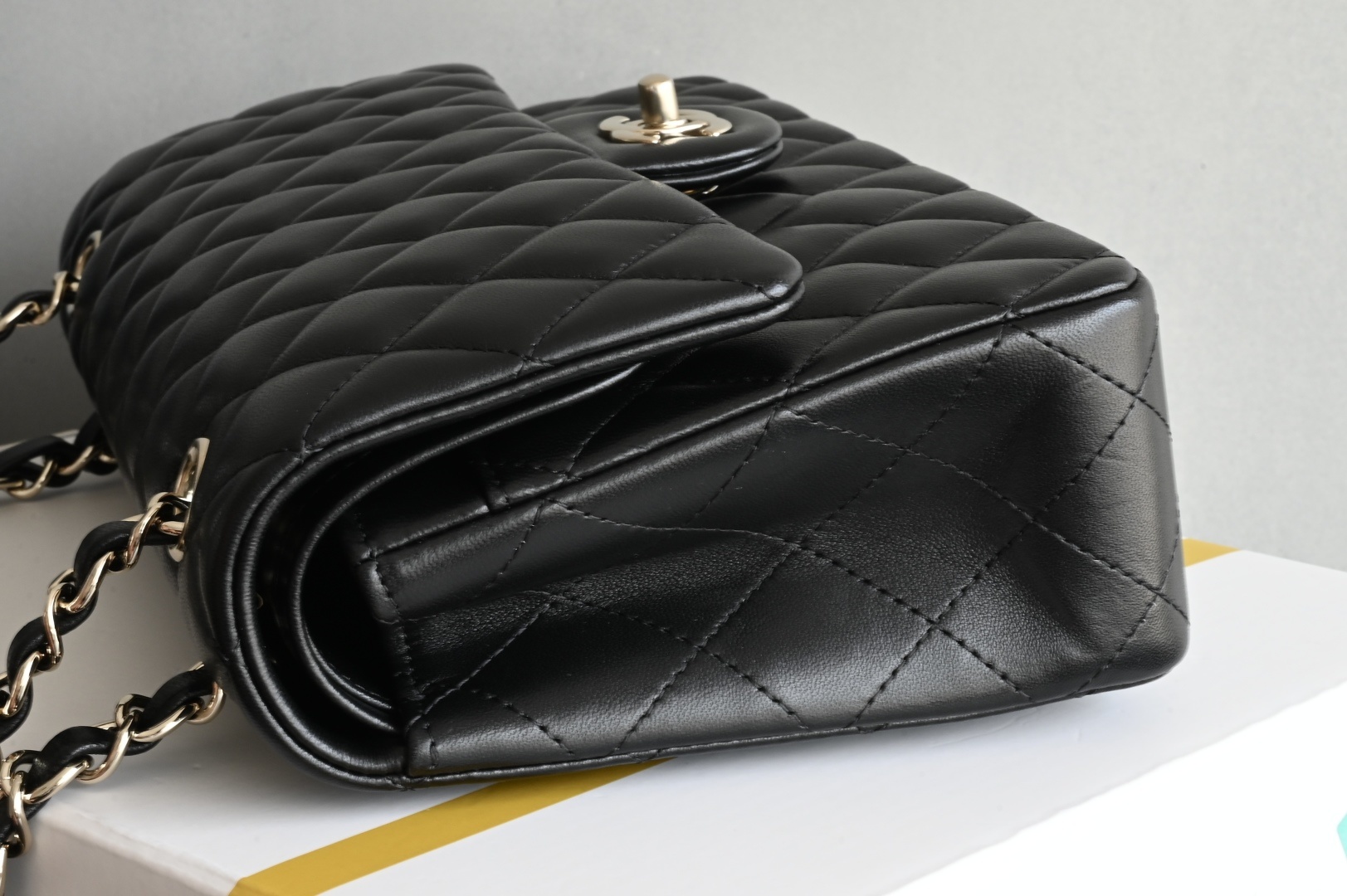 白金版▪️正品级 包装如图全新发售‼️升级版𝙲𝙵系列专柜售价𝟾𝟺𝟸𝟻𝟶购入开发➠𝙲𝚕𝚊𝚜𝚜𝚒𝚌 𝙵𝚕𝚊𝚙