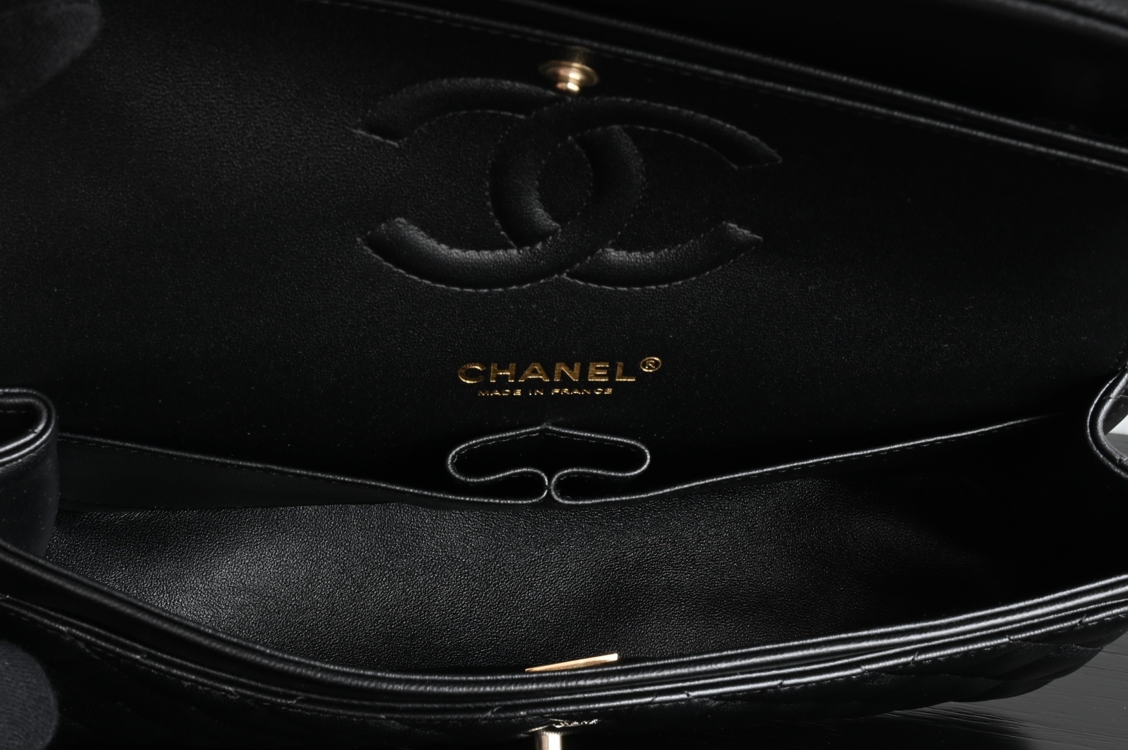 白金版▪️正品级 包装如图全新发售‼️升级版𝙲𝙵系列专柜售价𝟾𝟺𝟸𝟻𝟶购入开发➠𝙲𝚕𝚊𝚜𝚜𝚒𝚌 𝙵𝚕𝚊𝚙