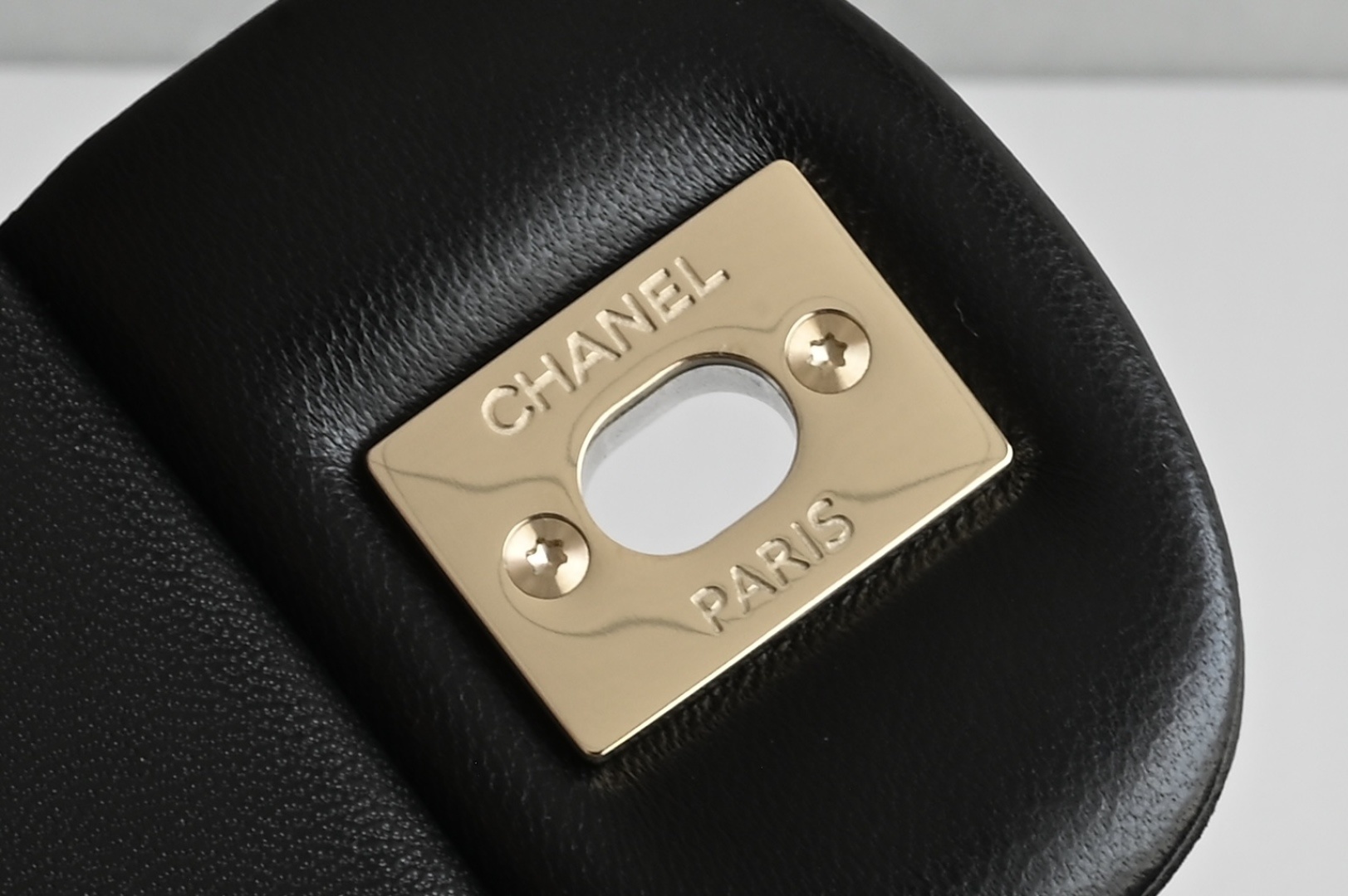 白金版▪️正品级 包装如图全新发售‼️升级版𝙲𝙵系列专柜售价𝟾𝟺𝟸𝟻𝟶购入开发➠𝙲𝚕𝚊𝚜𝚜𝚒𝚌 𝙵𝚕𝚊𝚙