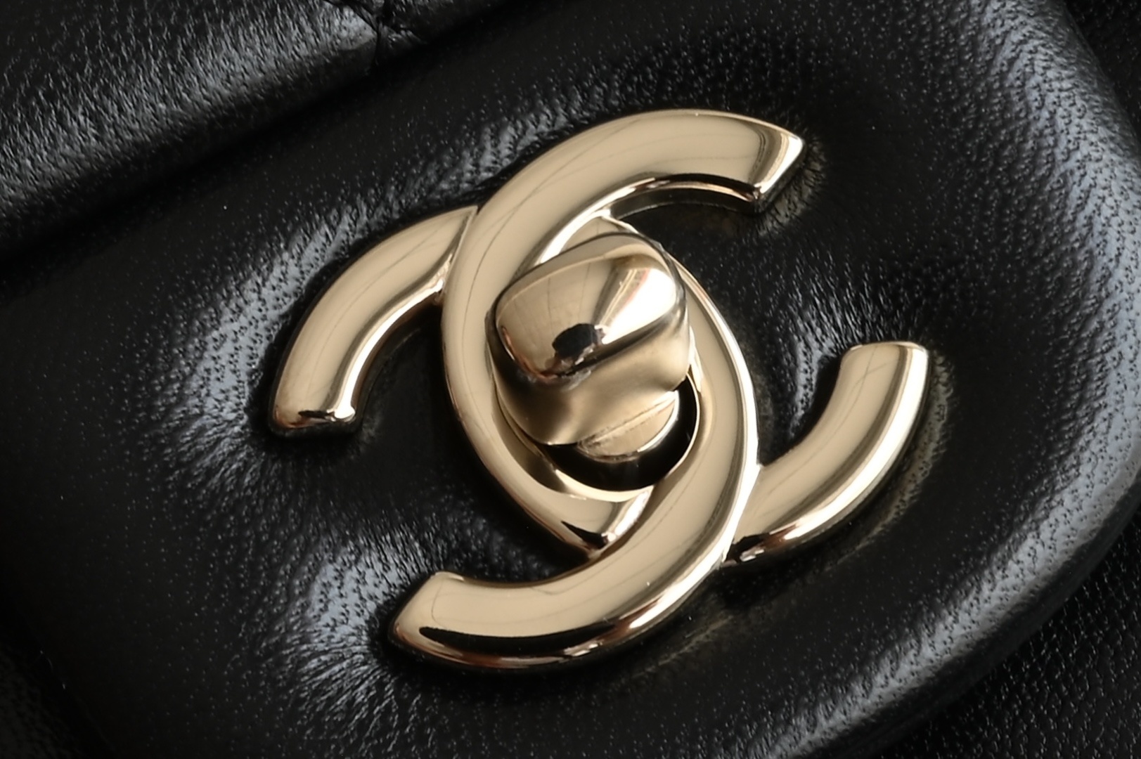 白金版▪️正品级 包装如图全新发售‼️升级版𝙲𝙵系列专柜售价𝟾𝟺𝟸𝟻𝟶购入开发➠𝙲𝚕𝚊𝚜𝚜𝚒𝚌 𝙵𝚕𝚊𝚙