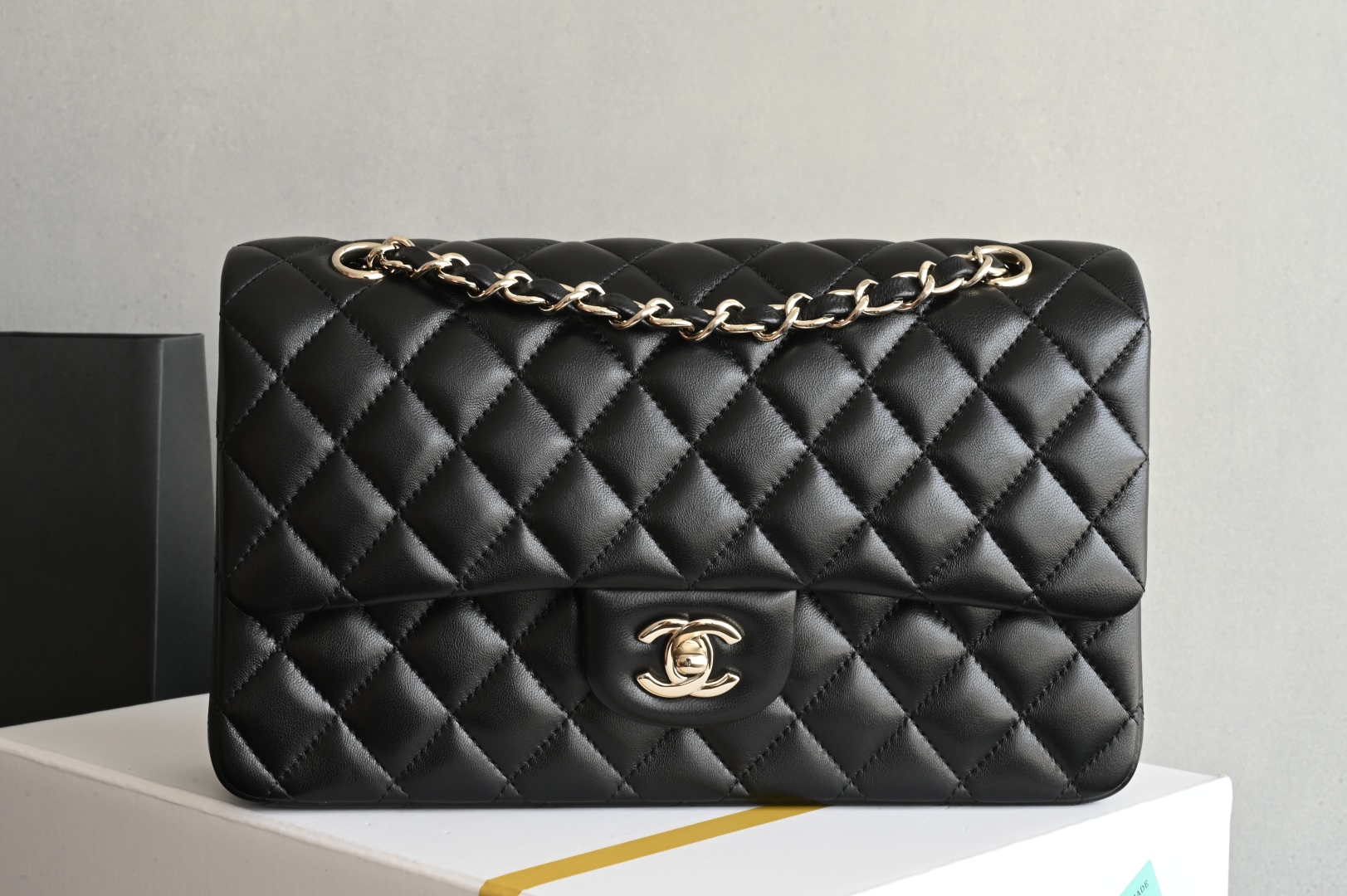 白金版▪️正品级 包装如图全新发售‼️升级版𝙲𝙵系列专柜售价𝟾𝟺𝟸𝟻𝟶购入开发➠𝙲𝚕𝚊𝚜𝚜𝚒𝚌 𝙵𝚕𝚊𝚙