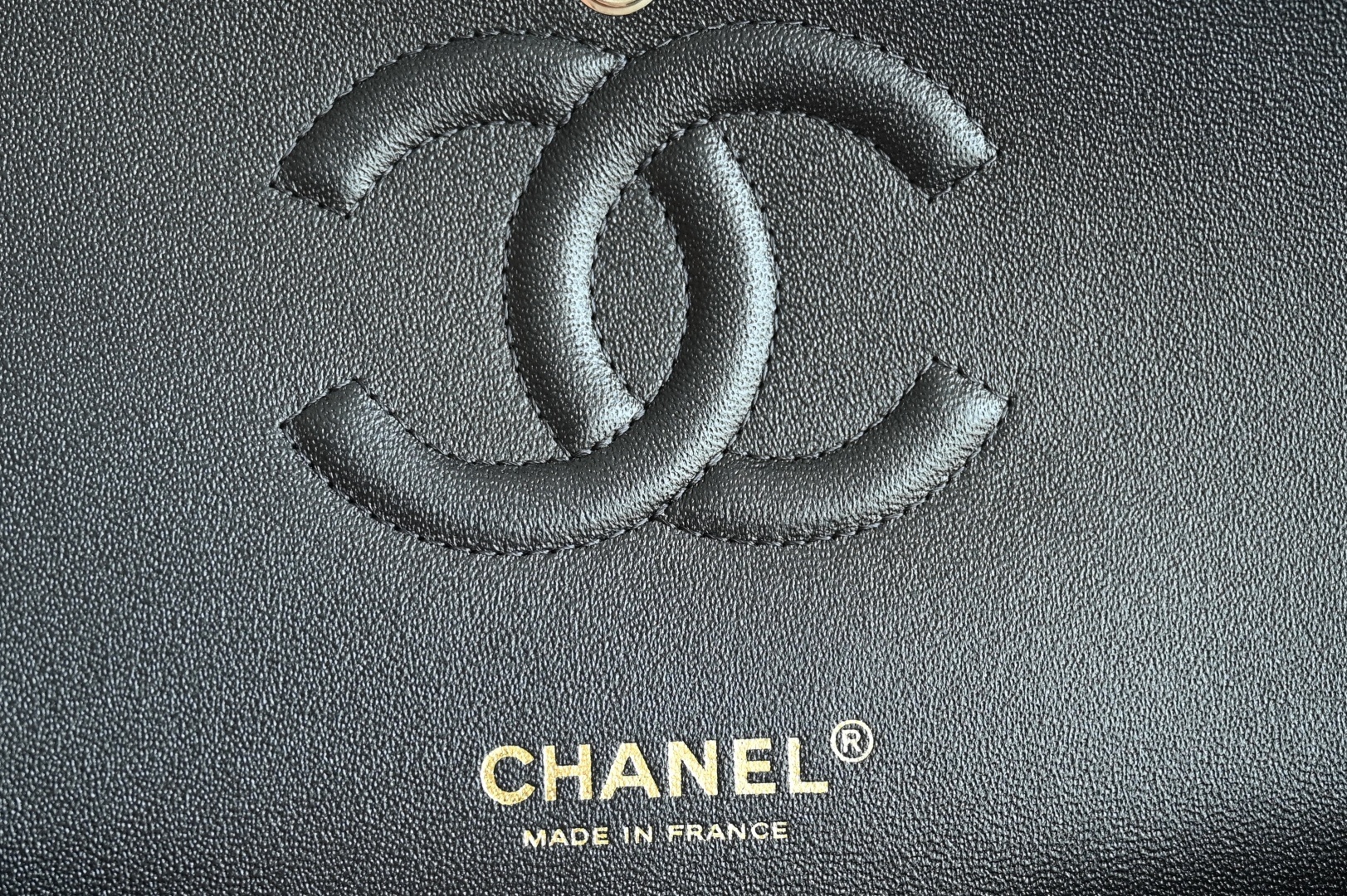 白金版▪️正品级 包装如图全新发售‼️升级版𝙲𝙵系列专柜售价𝟾𝟺𝟸𝟻𝟶购入开发➠𝙲𝚕𝚊𝚜𝚜𝚒𝚌 𝙵𝚕𝚊𝚙