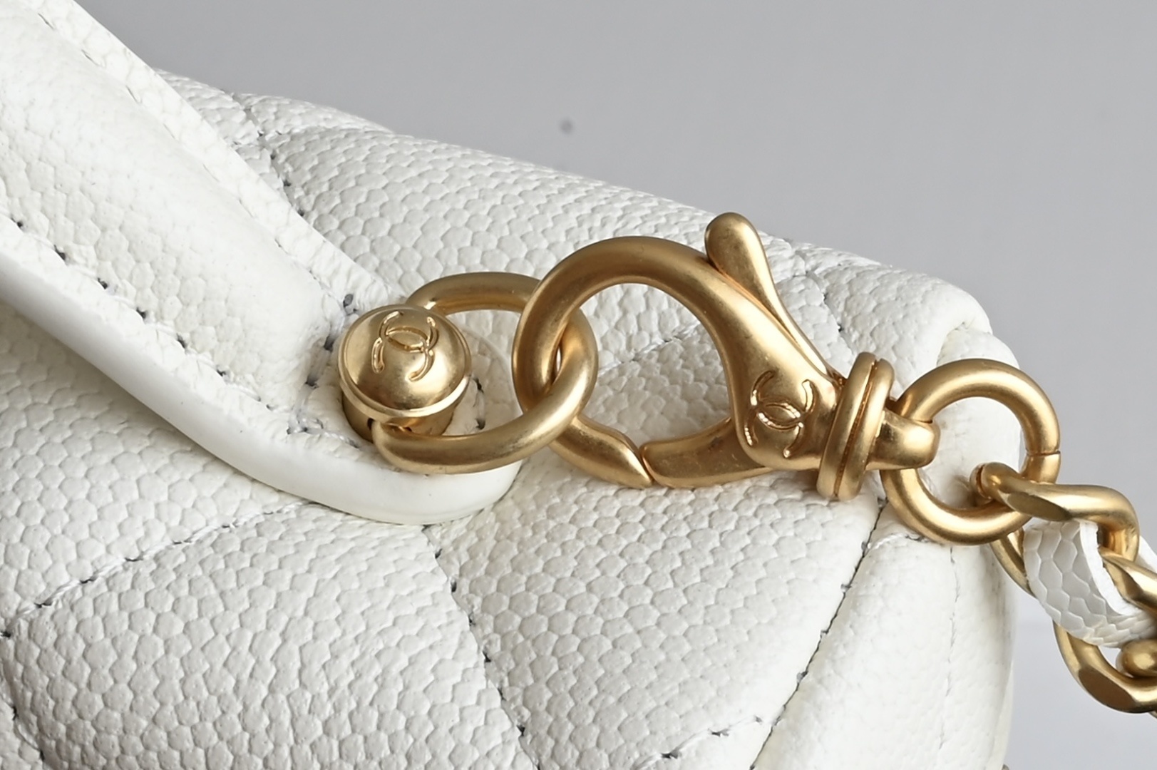 白金版▪️正品级 包装如图全新到货🆕𝗖𝗵𝗮𝗻𝗲𝟭 𝟮𝟱𝐏𝖫𝖯盒子拉丝大LOGO手拿包 白色专柜售价𝟤𝟨𝟧