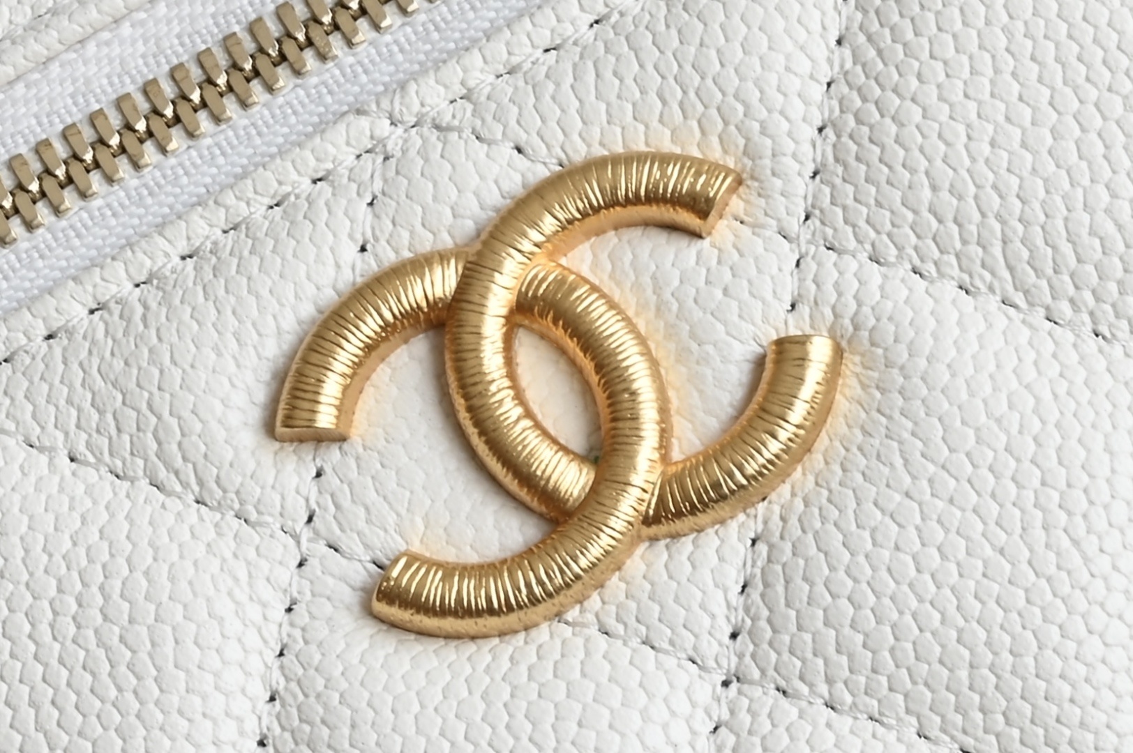 白金版▪️正品级 包装如图全新到货🆕𝗖𝗵𝗮𝗻𝗲𝟭 𝟮𝟱𝐏𝖫𝖯盒子拉丝大LOGO手拿包 白色专柜售价𝟤𝟨𝟧