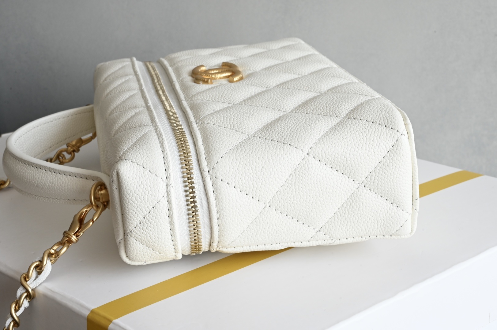 白金版▪️正品级 包装如图全新到货🆕𝗖𝗵𝗮𝗻𝗲𝟭 𝟮𝟱𝐏𝖫𝖯盒子拉丝大LOGO手拿包 白色专柜售价𝟤𝟨𝟧