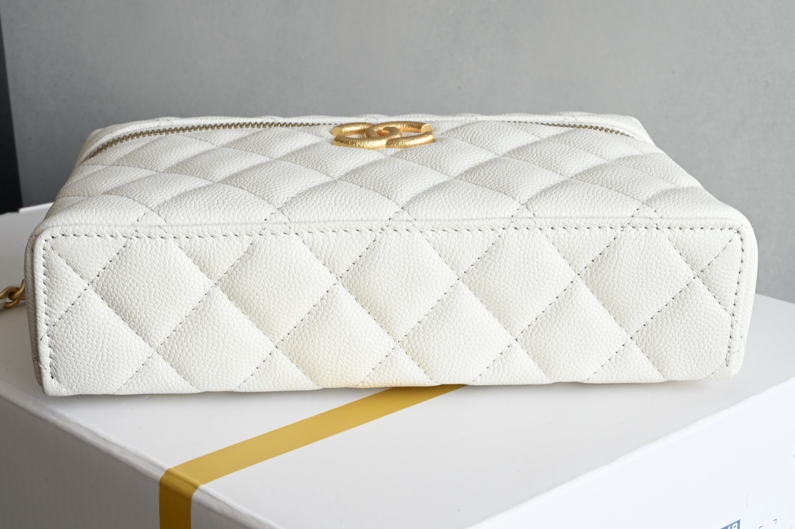 白金版▪️正品级 包装如图全新到货🆕𝗖𝗵𝗮𝗻𝗲𝟭 𝟮𝟱𝐏𝖫𝖯盒子拉丝大LOGO手拿包 白色专柜售价𝟤𝟨𝟧