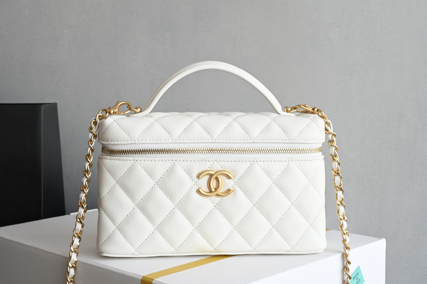 白金版▪️正品级 包装如图全新到货🆕𝗖𝗵𝗮𝗻𝗲𝟭 𝟮𝟱𝐏𝖫𝖯盒子拉丝大LOGO手拿包 白色专柜售价𝟤𝟨𝟧