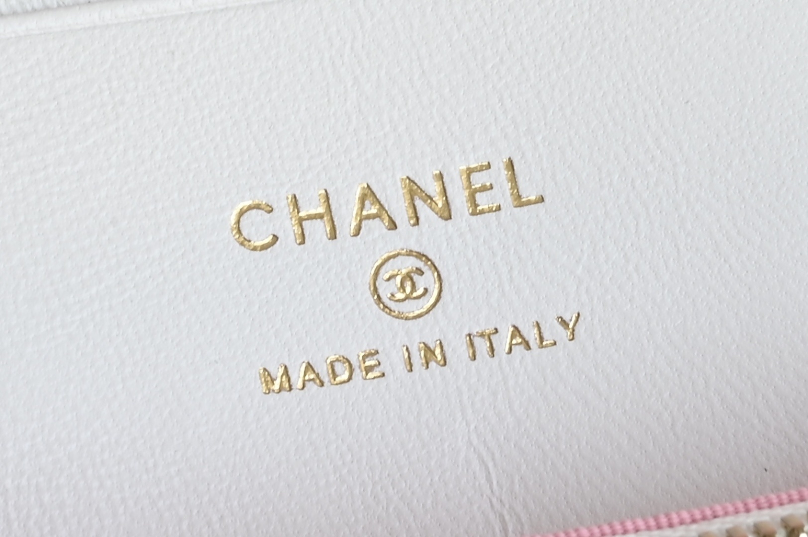 白金版▪️正品级 包装如图全新到货🆕𝗖𝗵𝗮𝗻𝗲𝟭 𝟮𝟱𝐏𝖫𝖯盒子拉丝大LOGO手拿包 白色专柜售价𝟤𝟨𝟧