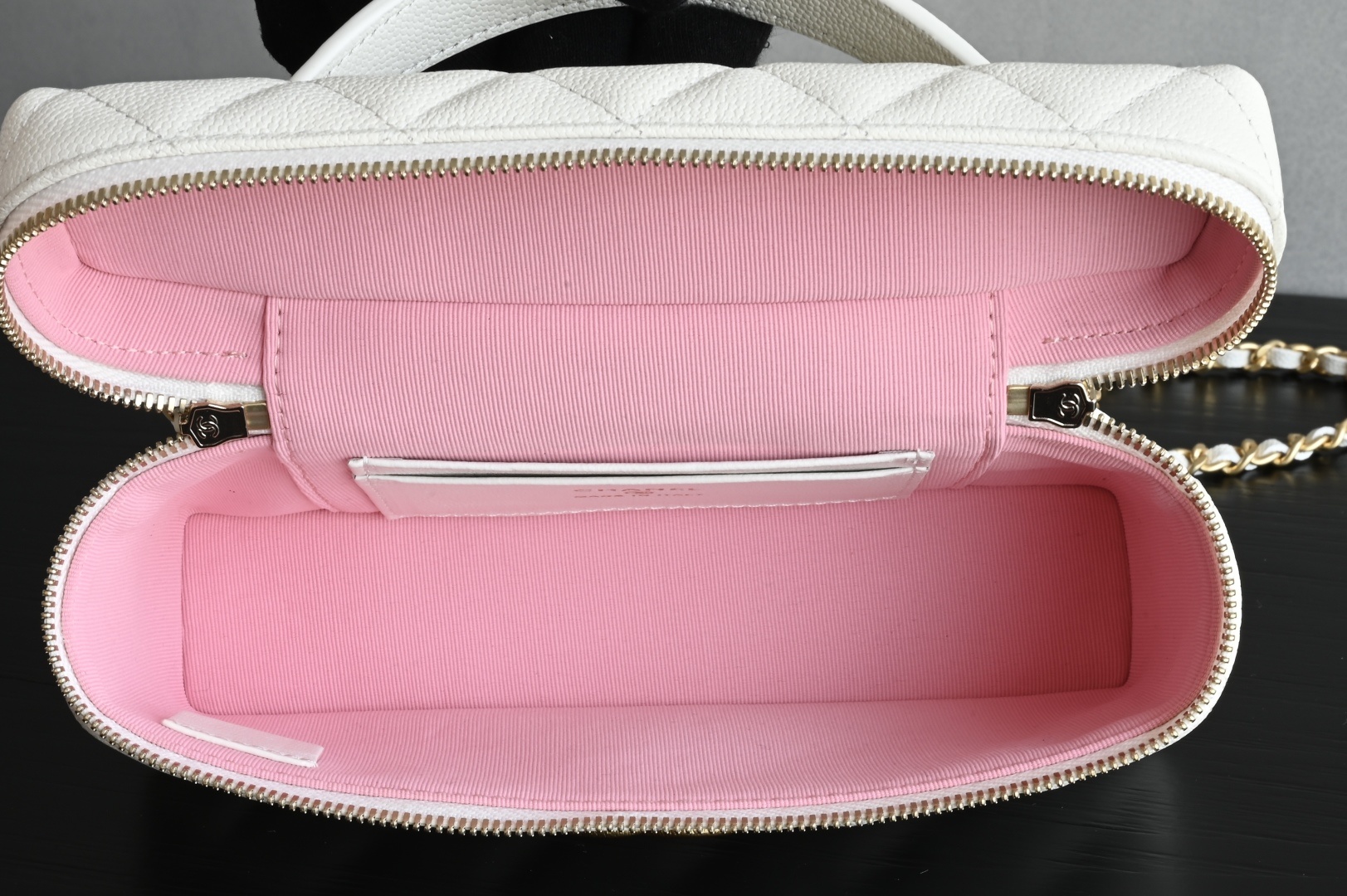 白金版▪️正品级 包装如图全新到货🆕𝗖𝗵𝗮𝗻𝗲𝟭 𝟮𝟱𝐏𝖫𝖯盒子拉丝大LOGO手拿包 白色专柜售价𝟤𝟨𝟧