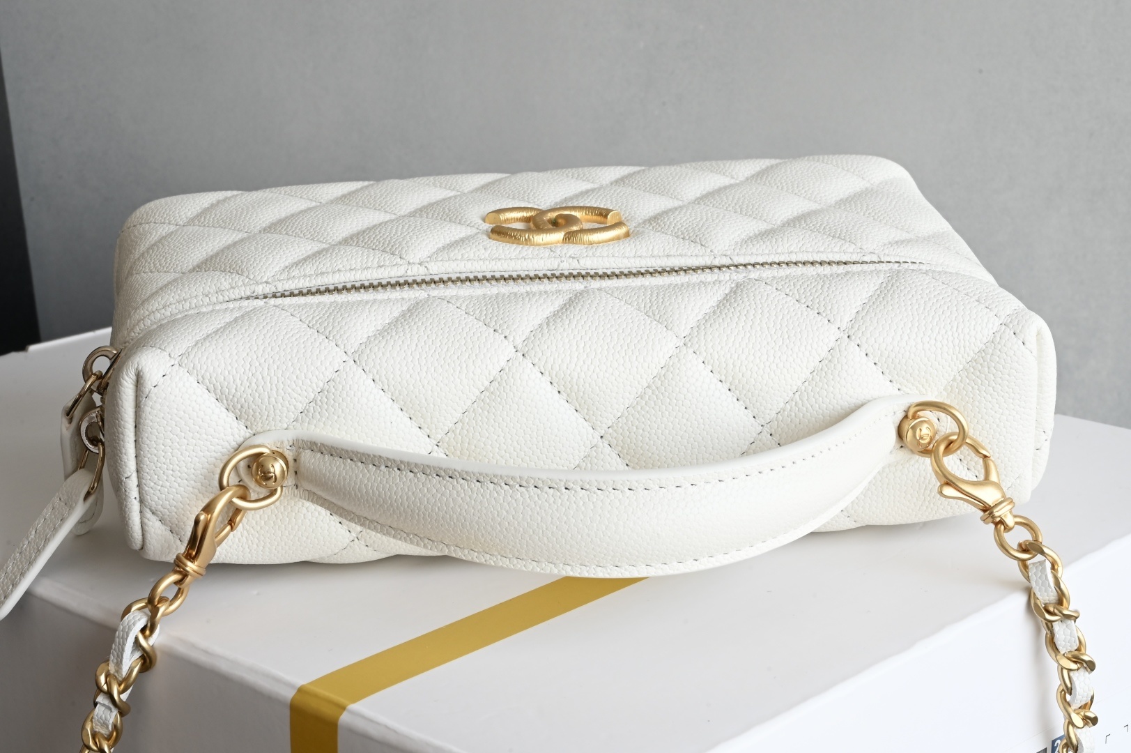 白金版▪️正品级 包装如图全新到货🆕𝗖𝗵𝗮𝗻𝗲𝟭 𝟮𝟱𝐏𝖫𝖯盒子拉丝大LOGO手拿包 白色专柜售价𝟤𝟨𝟧