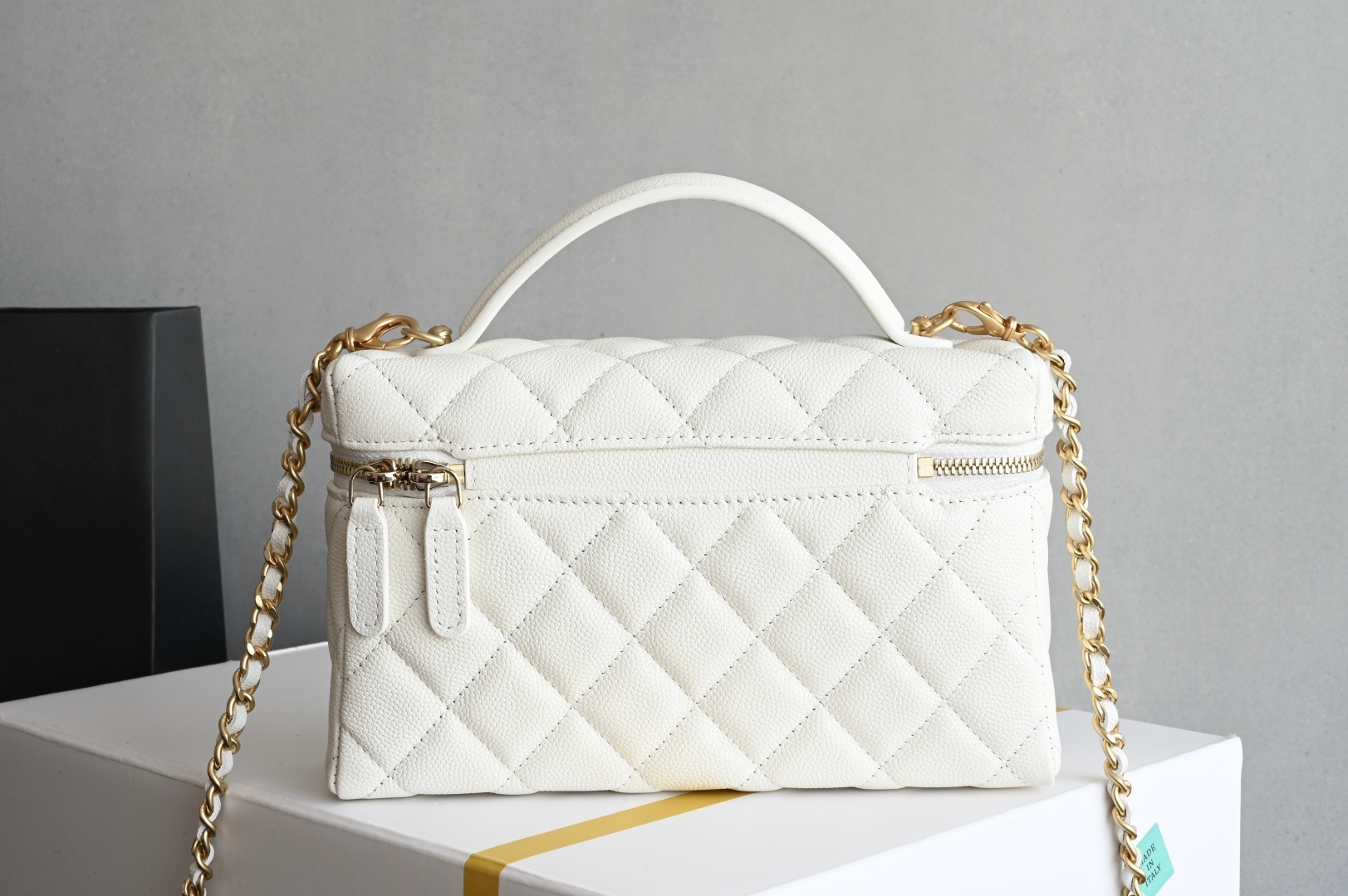 白金版▪️正品级 包装如图全新到货🆕𝗖𝗵𝗮𝗻𝗲𝟭 𝟮𝟱𝐏𝖫𝖯盒子拉丝大LOGO手拿包 白色专柜售价𝟤𝟨𝟧