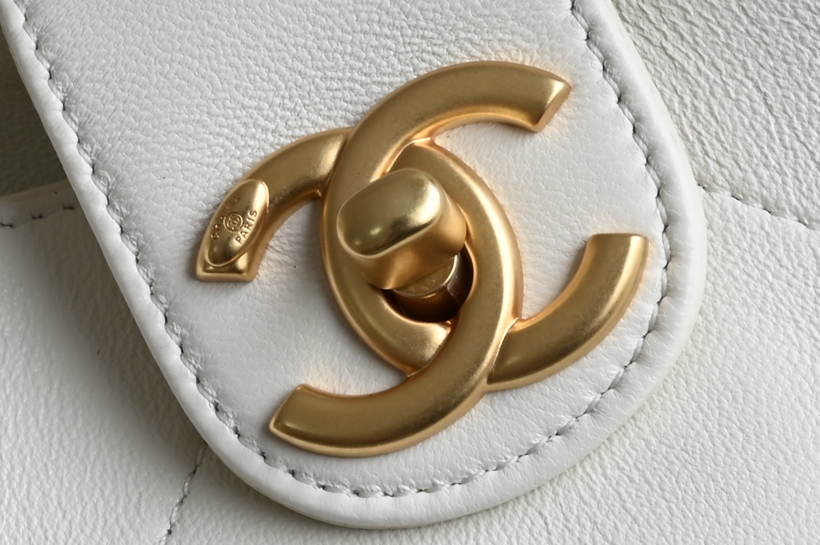 白金版▪️正品级 包装如图全新到货🆕𝐂𝐡𝐚𝐧𝐞𝟏 𝟐𝟓𝐏 小号嬉皮包专柜售价𝟦𝟩𝟪𝟢𝟢𝗋𝗆𝖻购入开发〰️