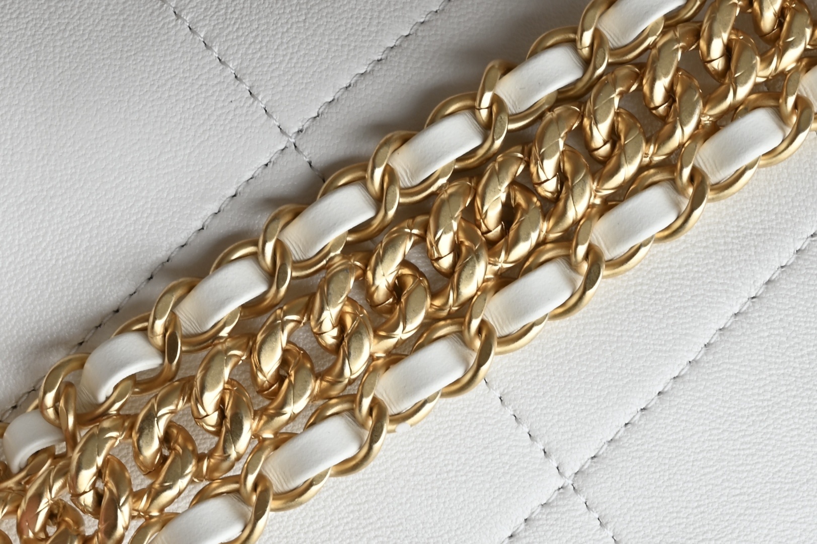 白金版▪️正品级 包装如图全新到货🆕𝐂𝐡𝐚𝐧𝐞𝟏 𝟐𝟓𝐏 小号嬉皮包专柜售价𝟦𝟩𝟪𝟢𝟢𝗋𝗆𝖻购入开发〰️