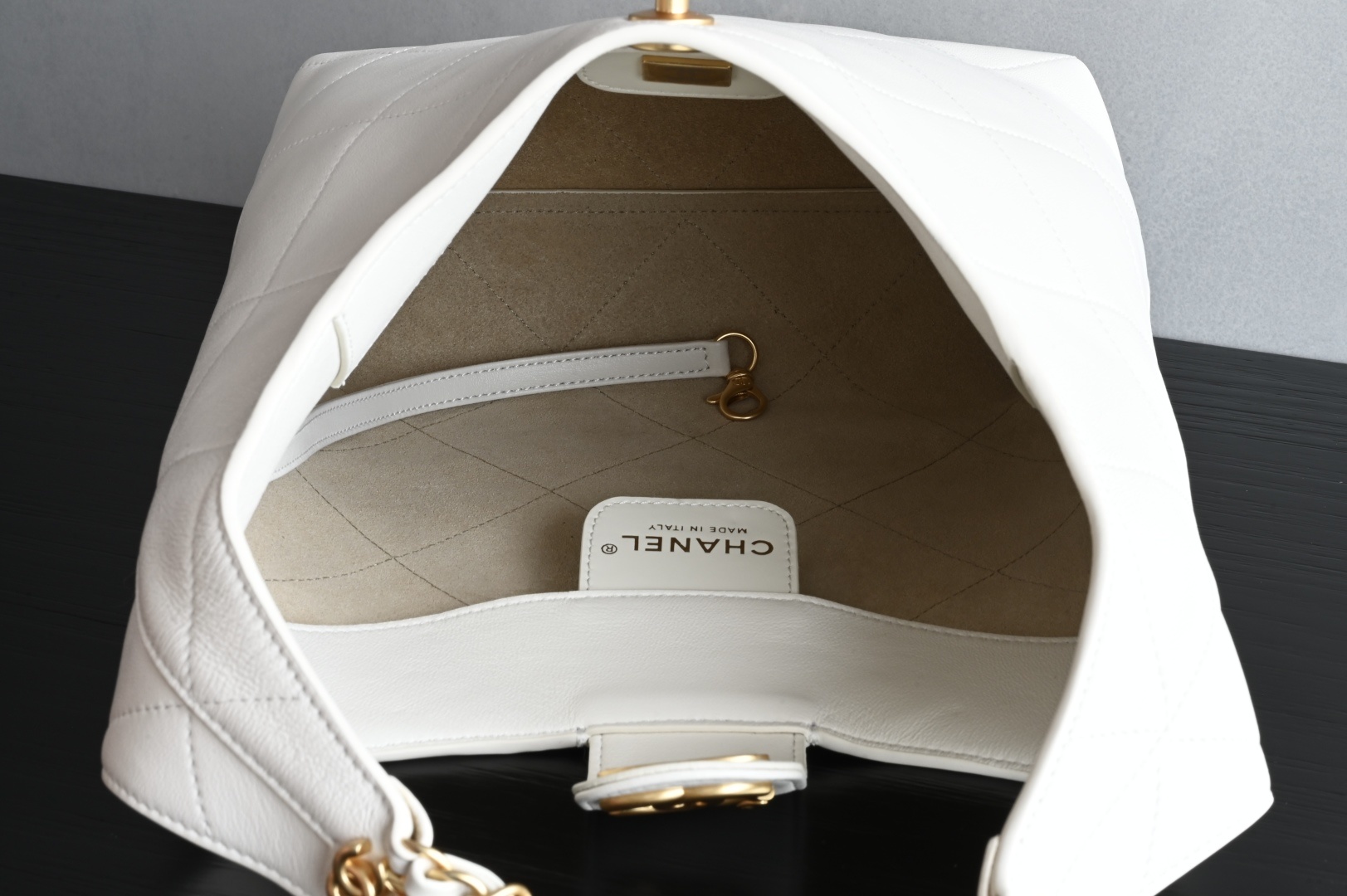 白金版▪️正品级 包装如图全新到货🆕𝐂𝐡𝐚𝐧𝐞𝟏 𝟐𝟓𝐏 小号嬉皮包专柜售价𝟦𝟩𝟪𝟢𝟢𝗋𝗆𝖻购入开发〰️