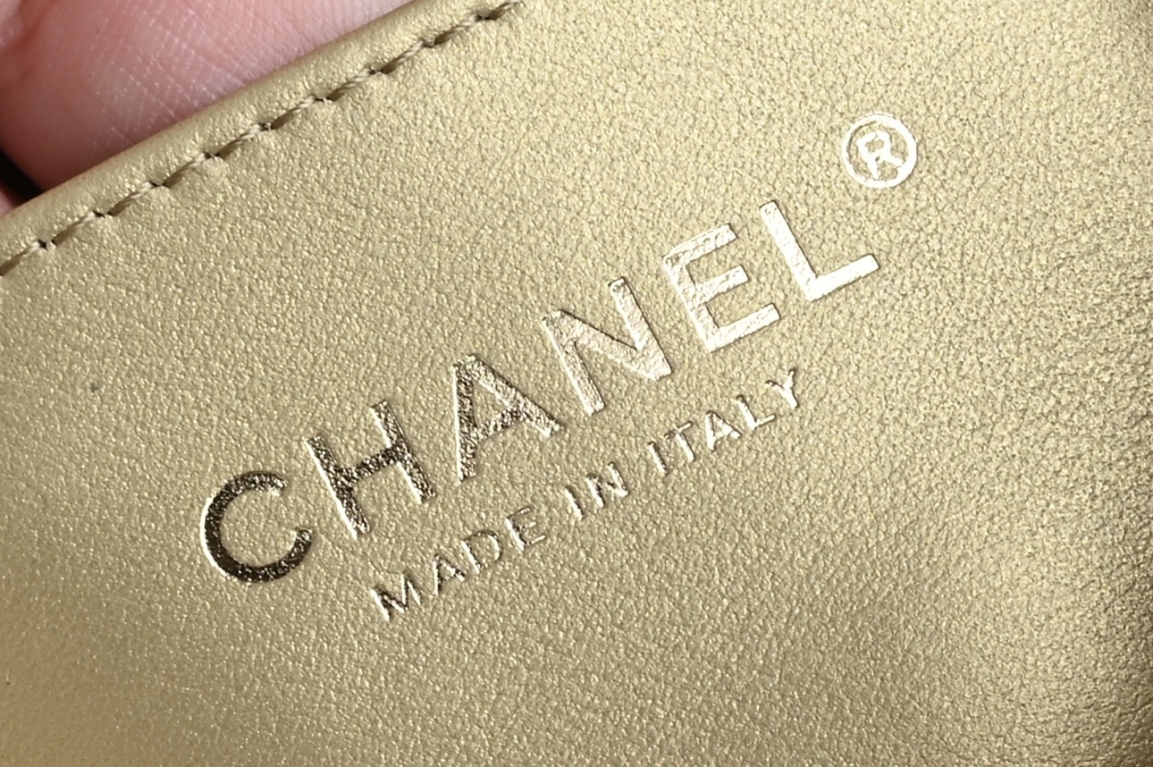 白金版▪️正品级 包装如图𝗖𝗵𝗮𝗻𝗲𝟭 𝟮𝟓𝐒 全新升级版双金珠口盖包 白色 小号专柜售价𝟦𝟧𝟪𝟢𝟢𝗋𝗆