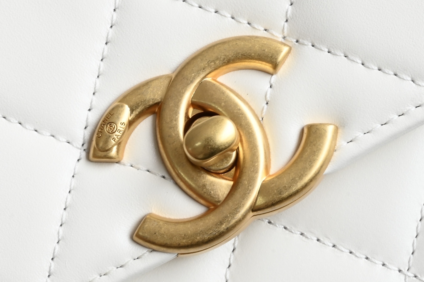 白金版▪️正品级 包装如图𝗖𝗵𝗮𝗻𝗲𝟭 𝟮𝟓𝐒 全新升级版双金珠口盖包 白色 小号专柜售价𝟦𝟧𝟪𝟢𝟢𝗋𝗆